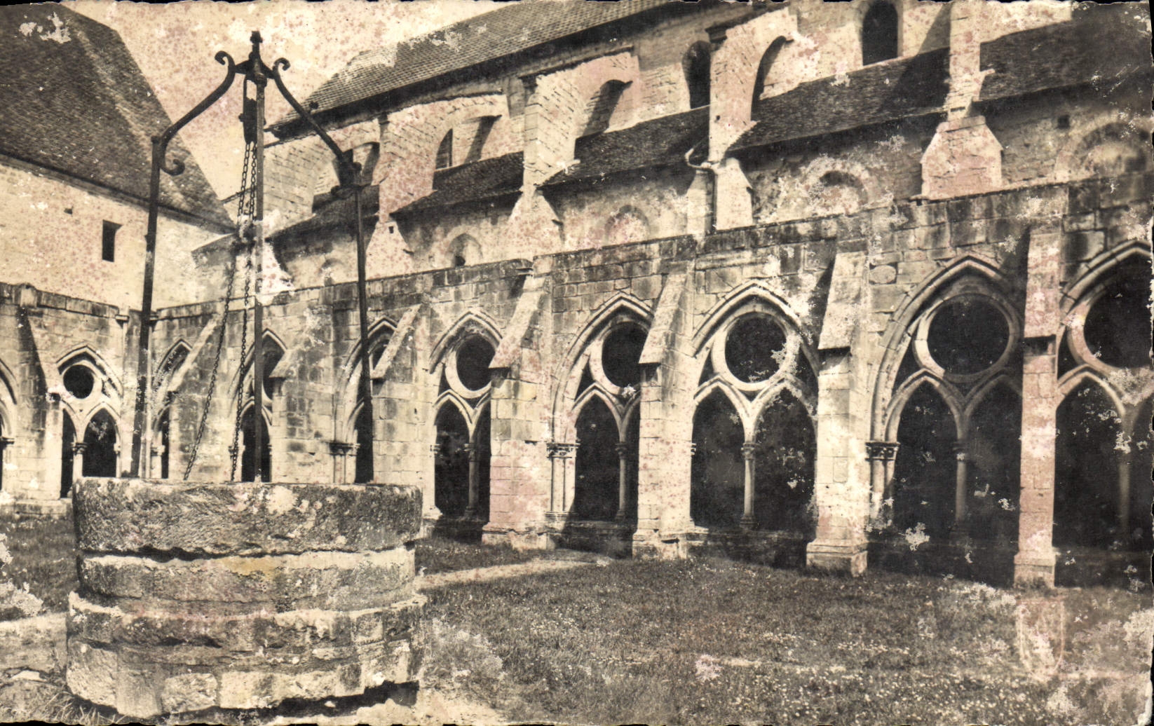 Abbaye de Noirlac — Vieux puits dans l'enceinte du Cloître — Éditions du LYS, Saint-Amant-Montrond (Cher)