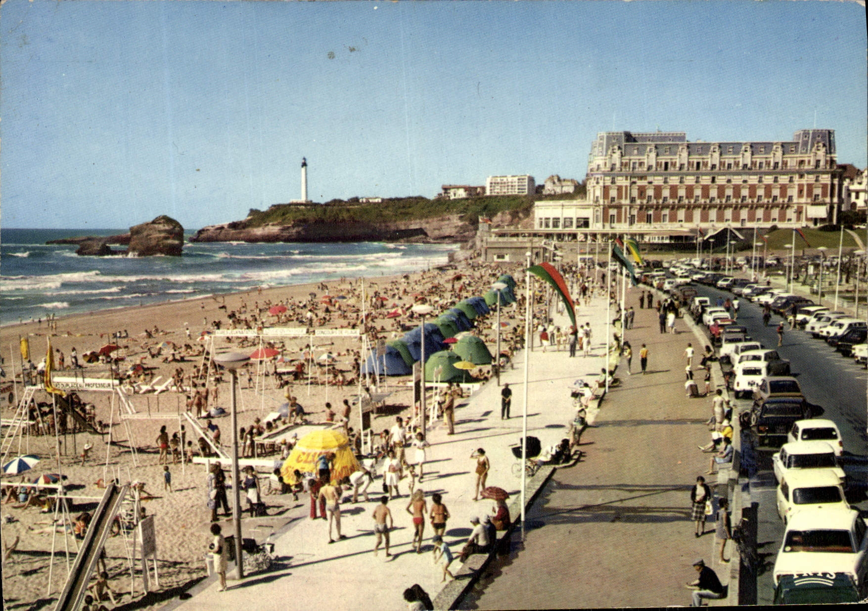 CPM Biarritz La Grande Plage L'Hotel Du Palais Et Le Phare