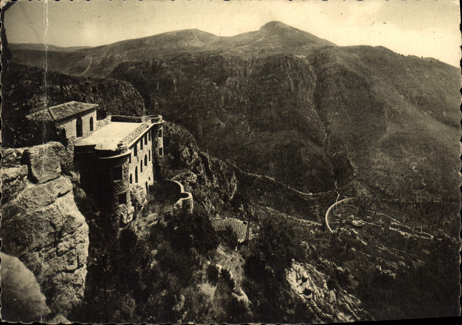 CPM Gourdon Vieux Chateau Et Vallee Du Loup