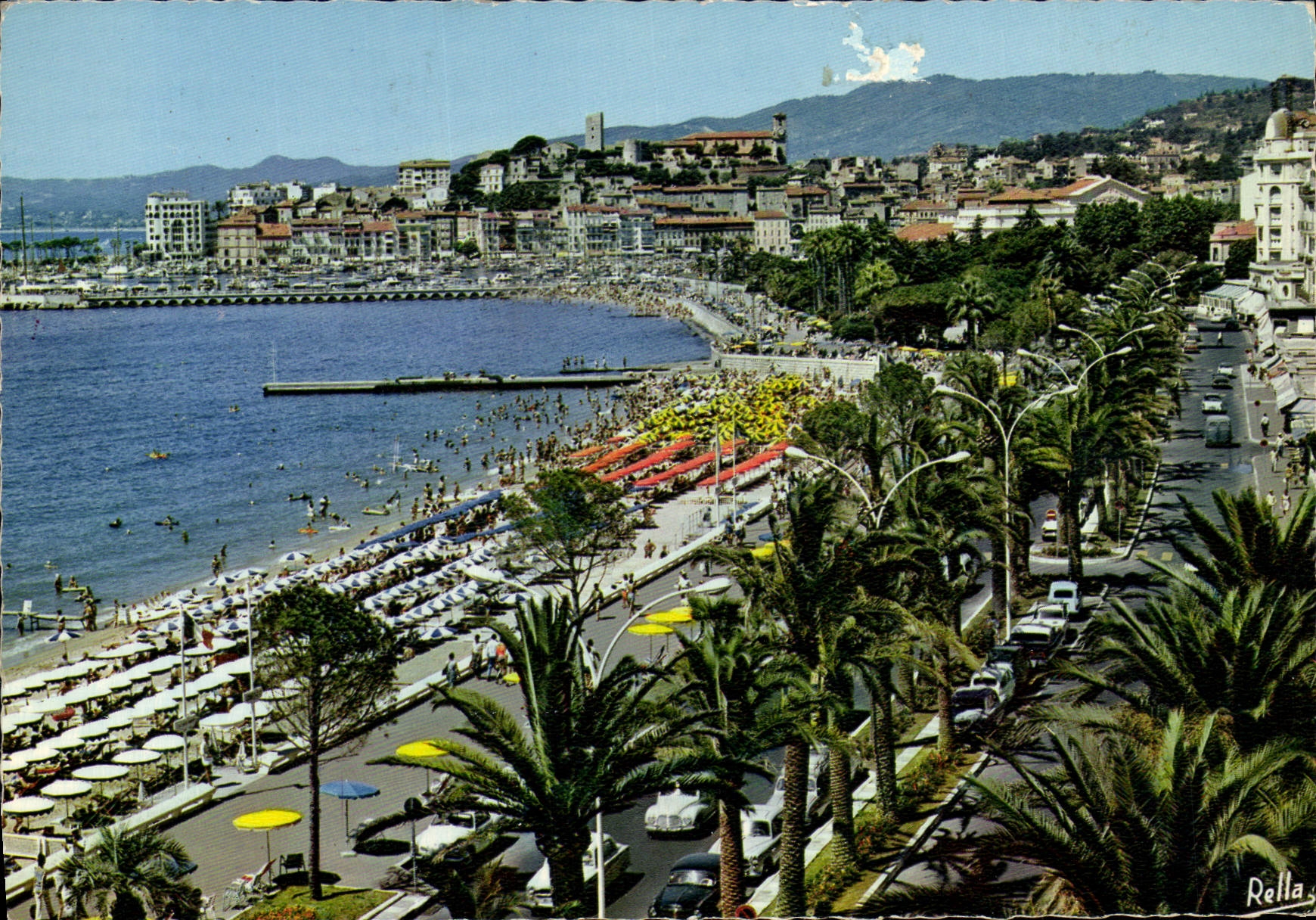 CPM Cote d'Azur Cannes La Plage De La Croisette Et Le Suquet