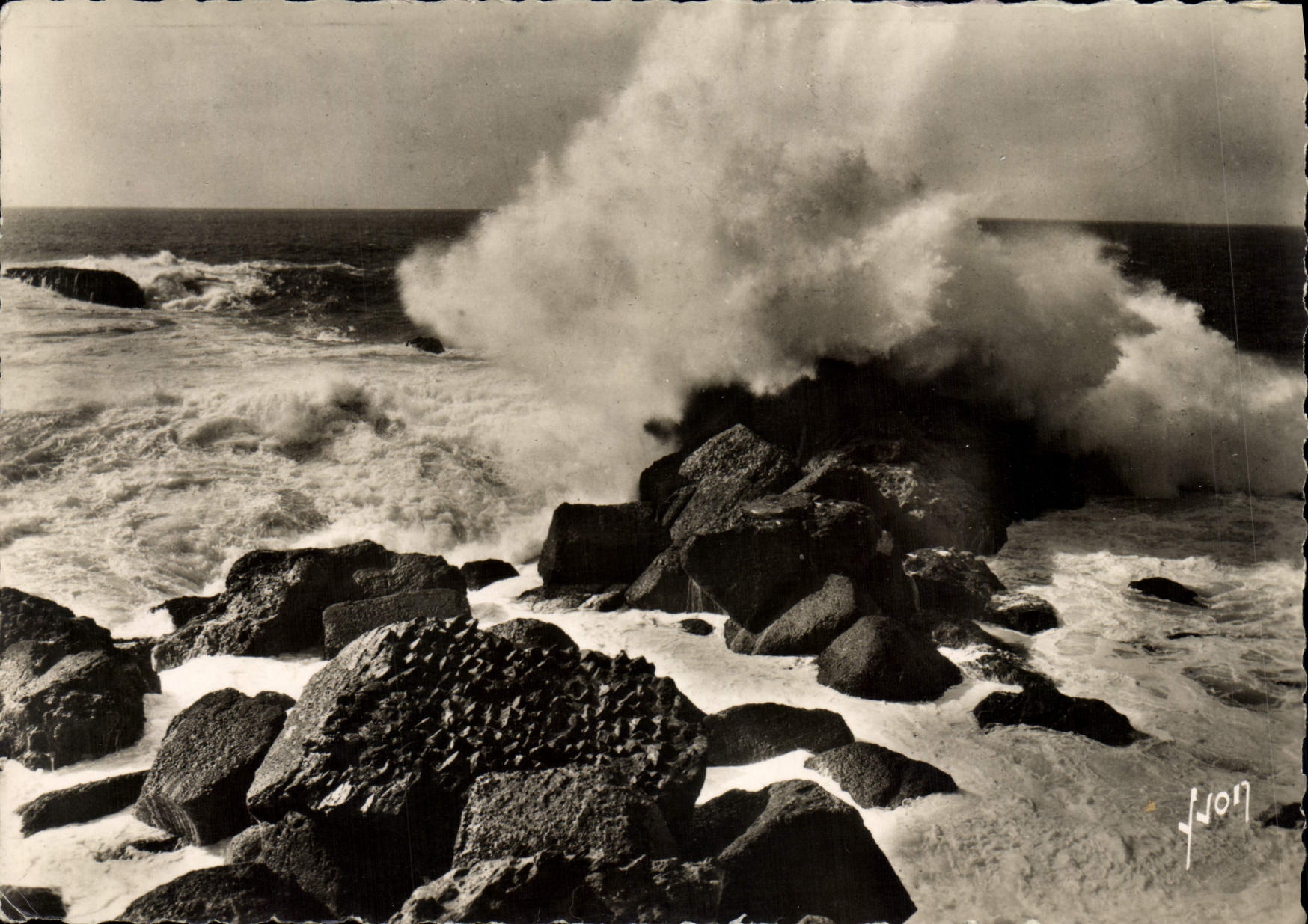 Biarritz (Basses-Pyrénées) — Une Belle vague au bout du Rocher de la Vierge — Éditions d'Art Martel, Paris