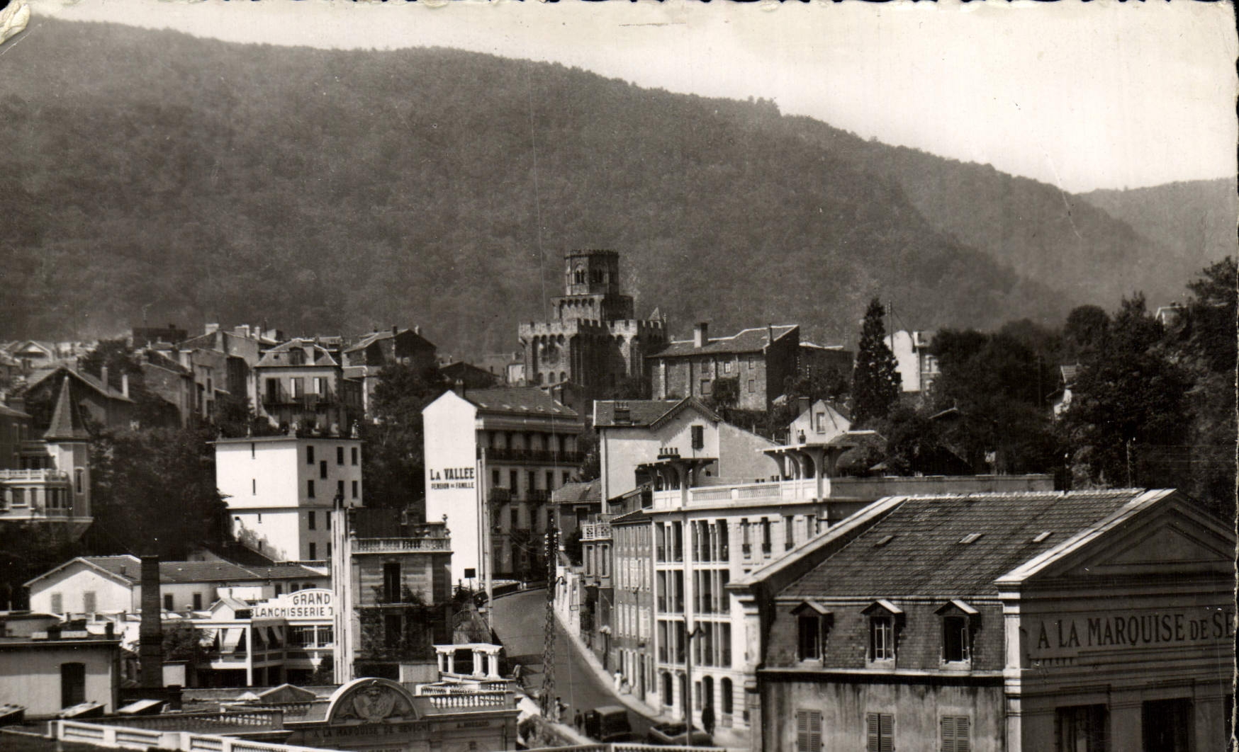 CPM L'Auvergne Royat La Vallee Et La Vieille Eglise
