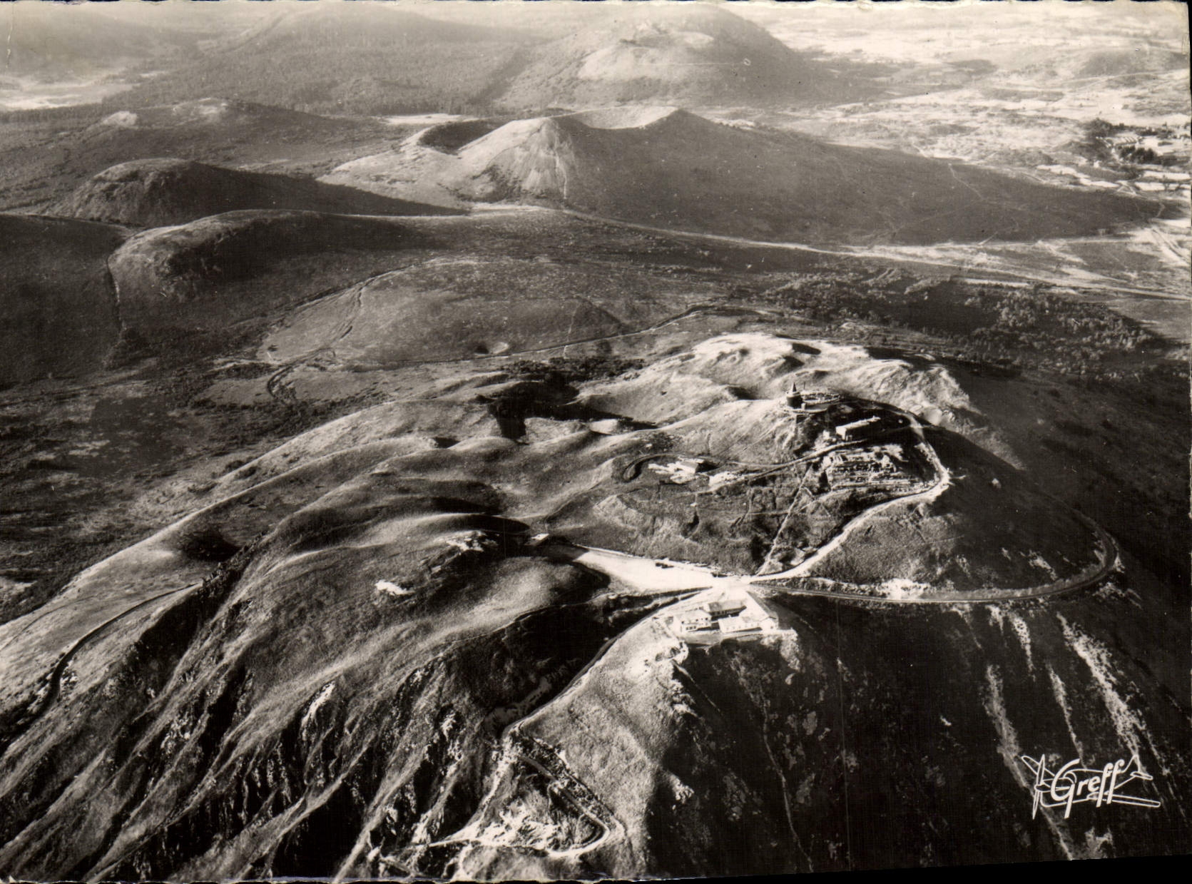 Les Puys et l'Observatoire — Le Puy-de-Dôme — Vue aérienne — Éditeur : Greff, Paris
