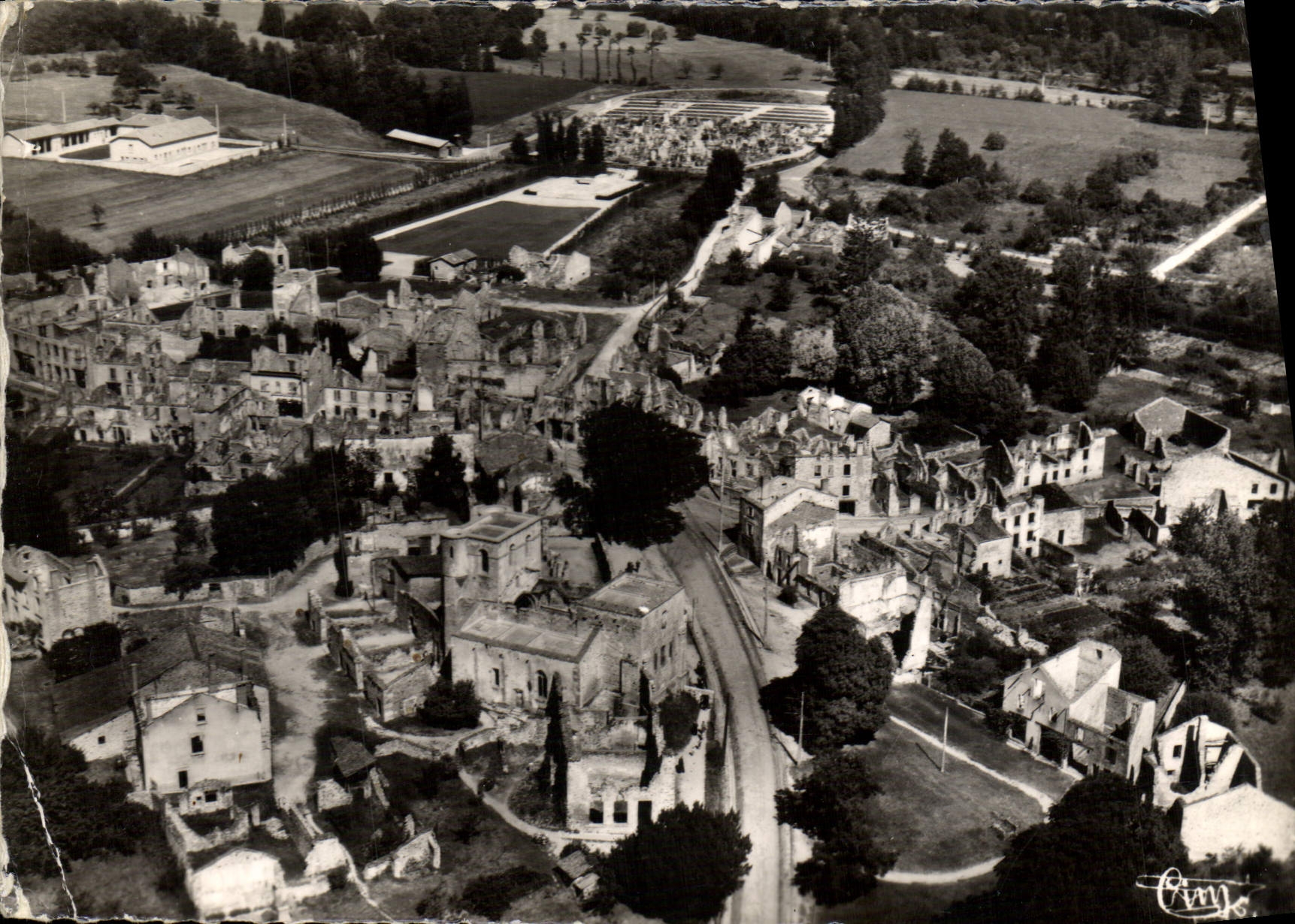 CPM Oradour Sur Glane Village Martyr Vue Aerienne Des Ruines Du village et de l'eglise