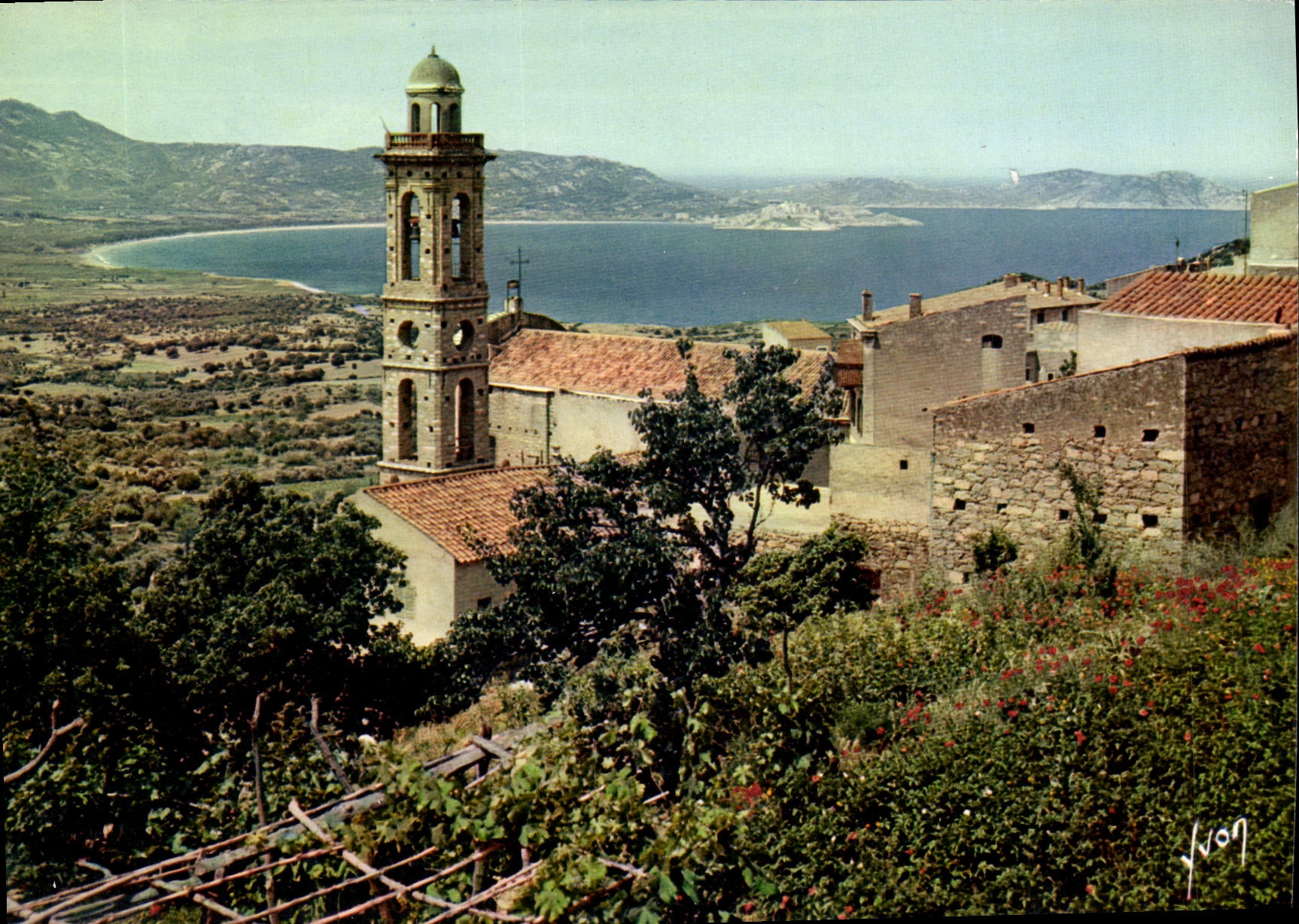 Lumio — Charmant village d'ou l'on découvre une magnifique vue sur la baie et le Calvi — Édition YVON