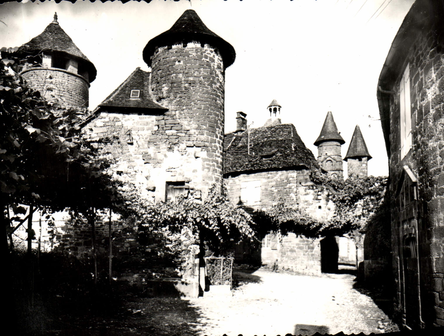 Collonges-la-Rouge - La Porte plate et les Tours — Édition Photo Gourdon