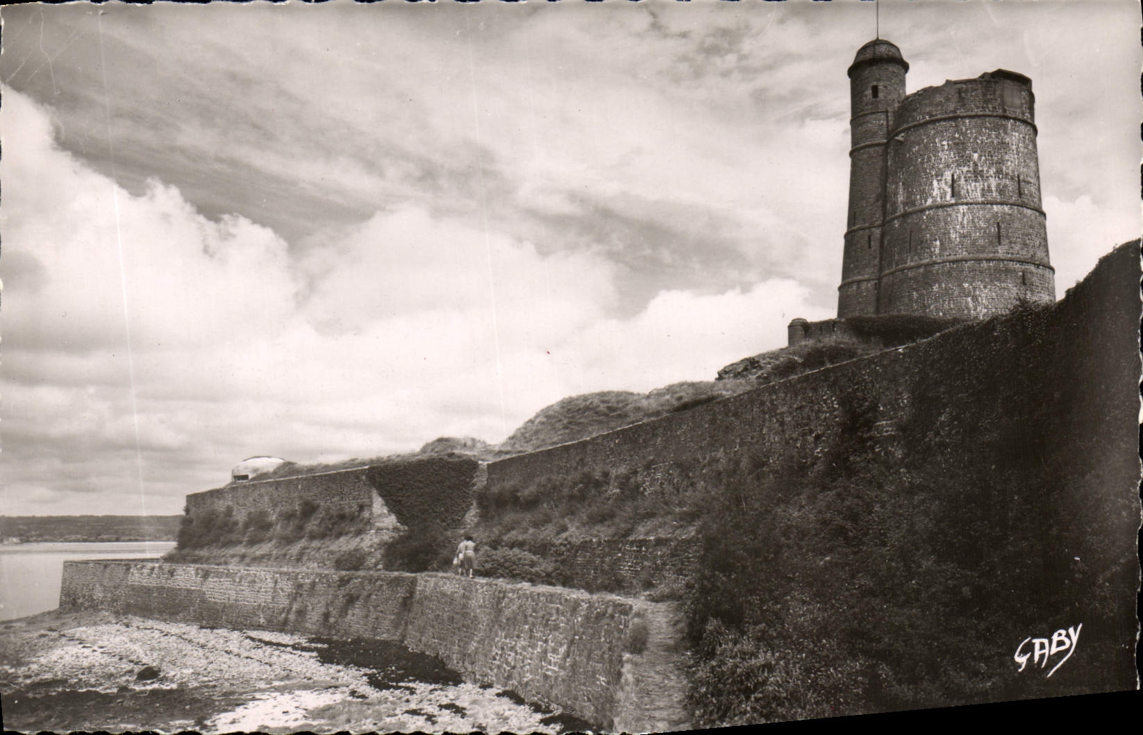 CPM Saint Vast La Mougue La Promenade Des Remparts Et Le Fort De La Hougue