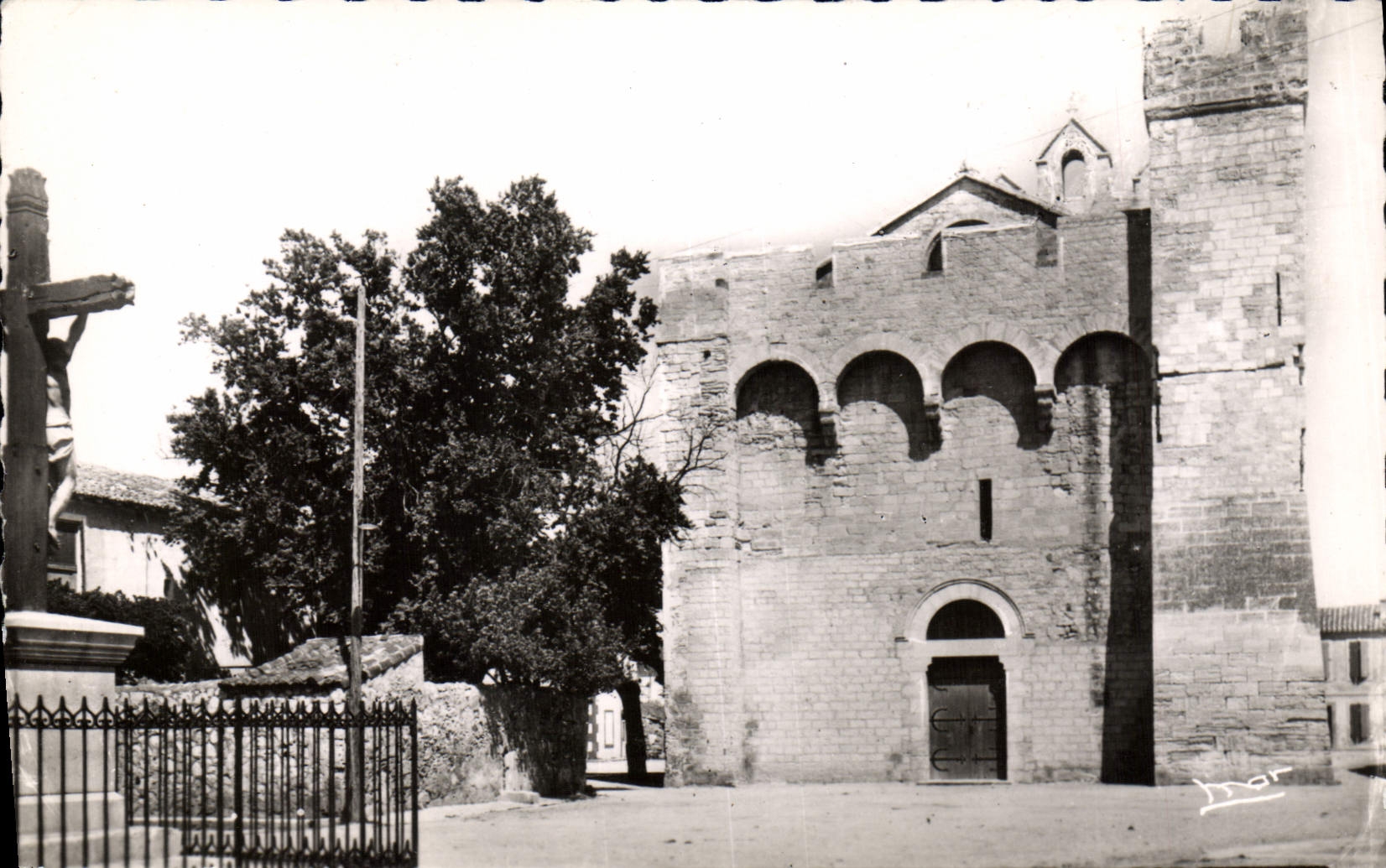 Saintes-Maries-de-la-Mer — Le Calvaire et la Basilique — Les Éditions Cimiez, Nice