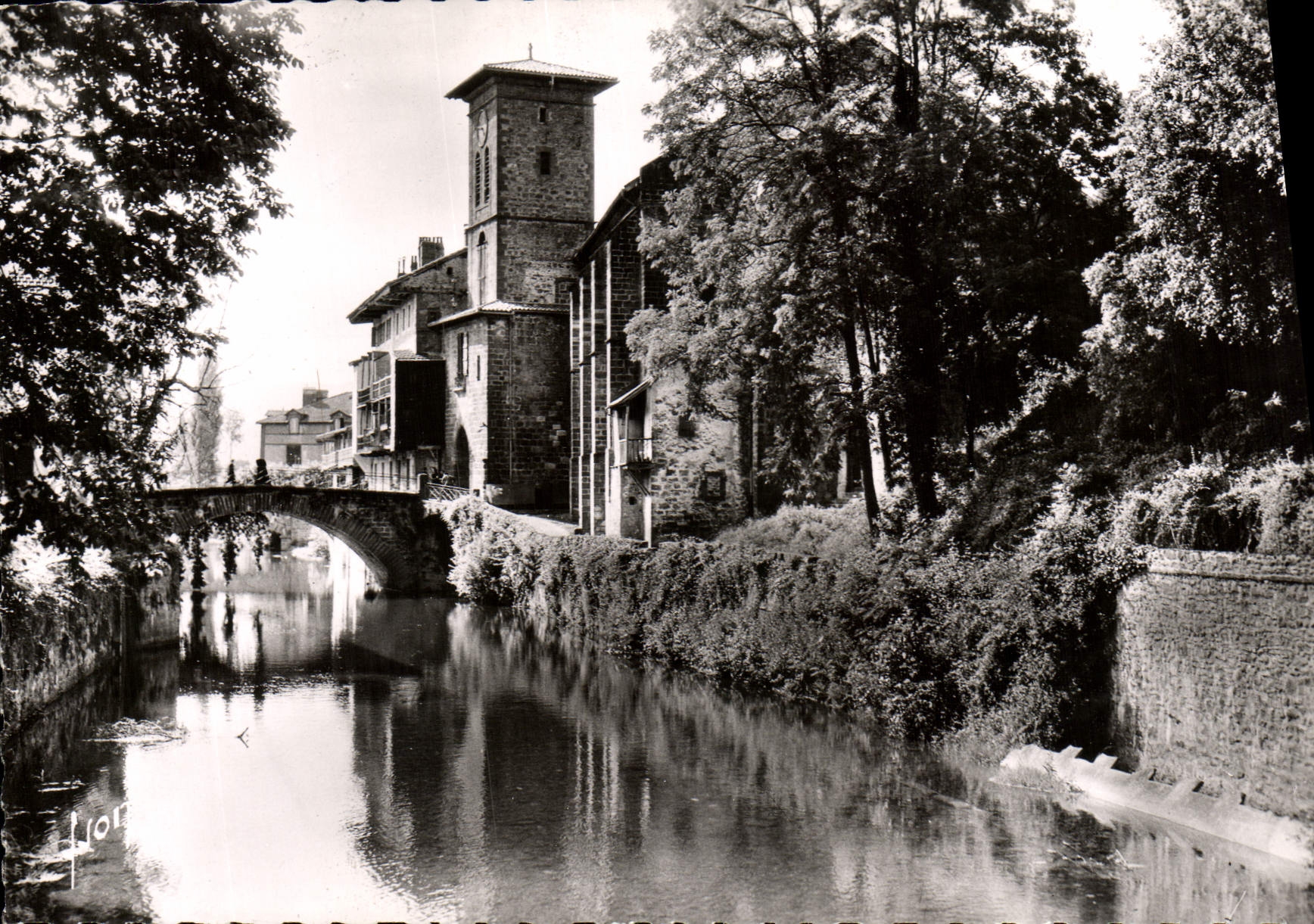 St-Jean-Pied-de-Port — La Nive, le Pont d'Espagne et l'Église — Éditions d'Art, Paris
