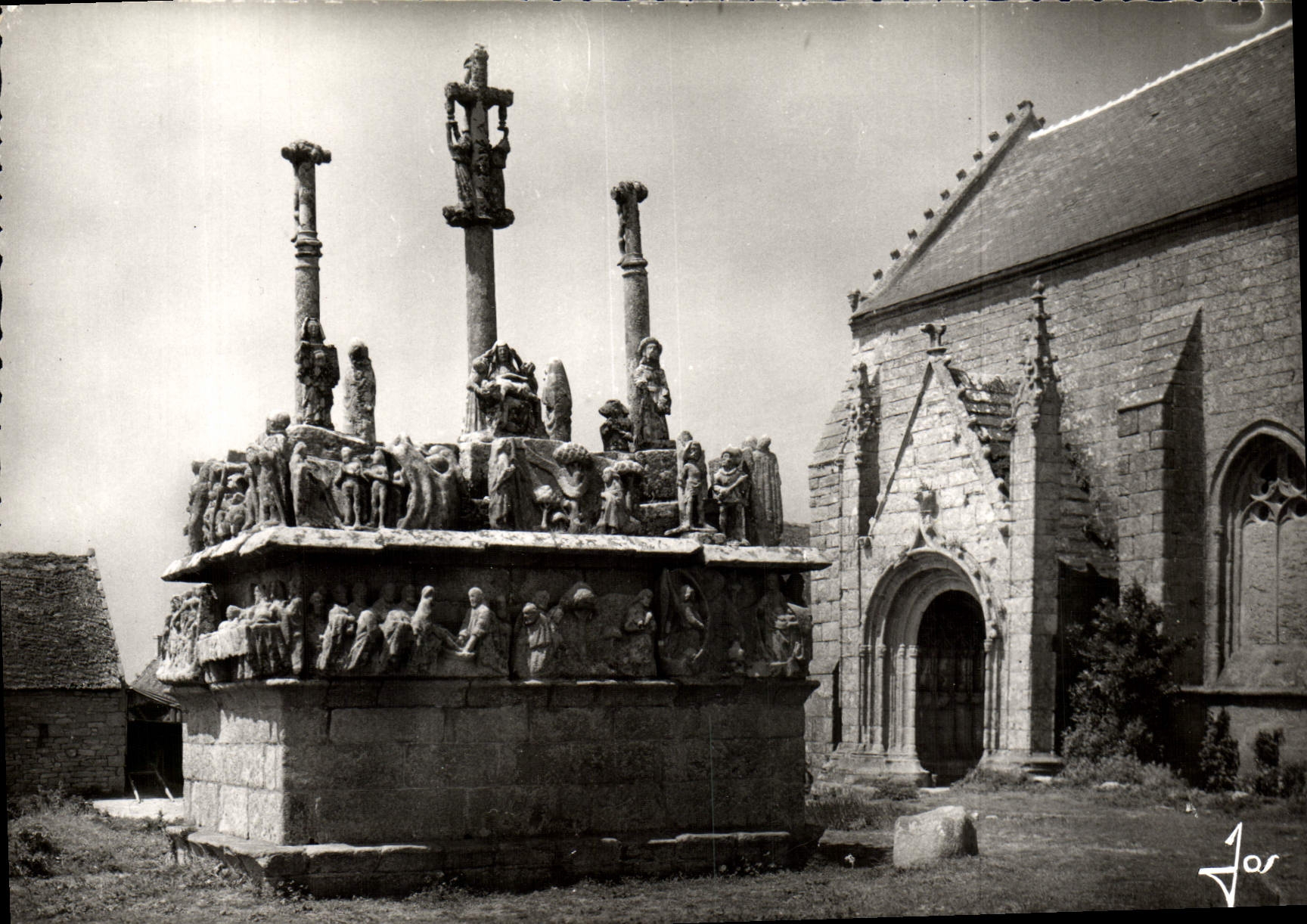 Penmarc'h-St-Jean-Trolimon (Finitière) — N.-D. de Tronoën — Le vieux calvaire du XVes. avec ses scènes émouvantes de la passion