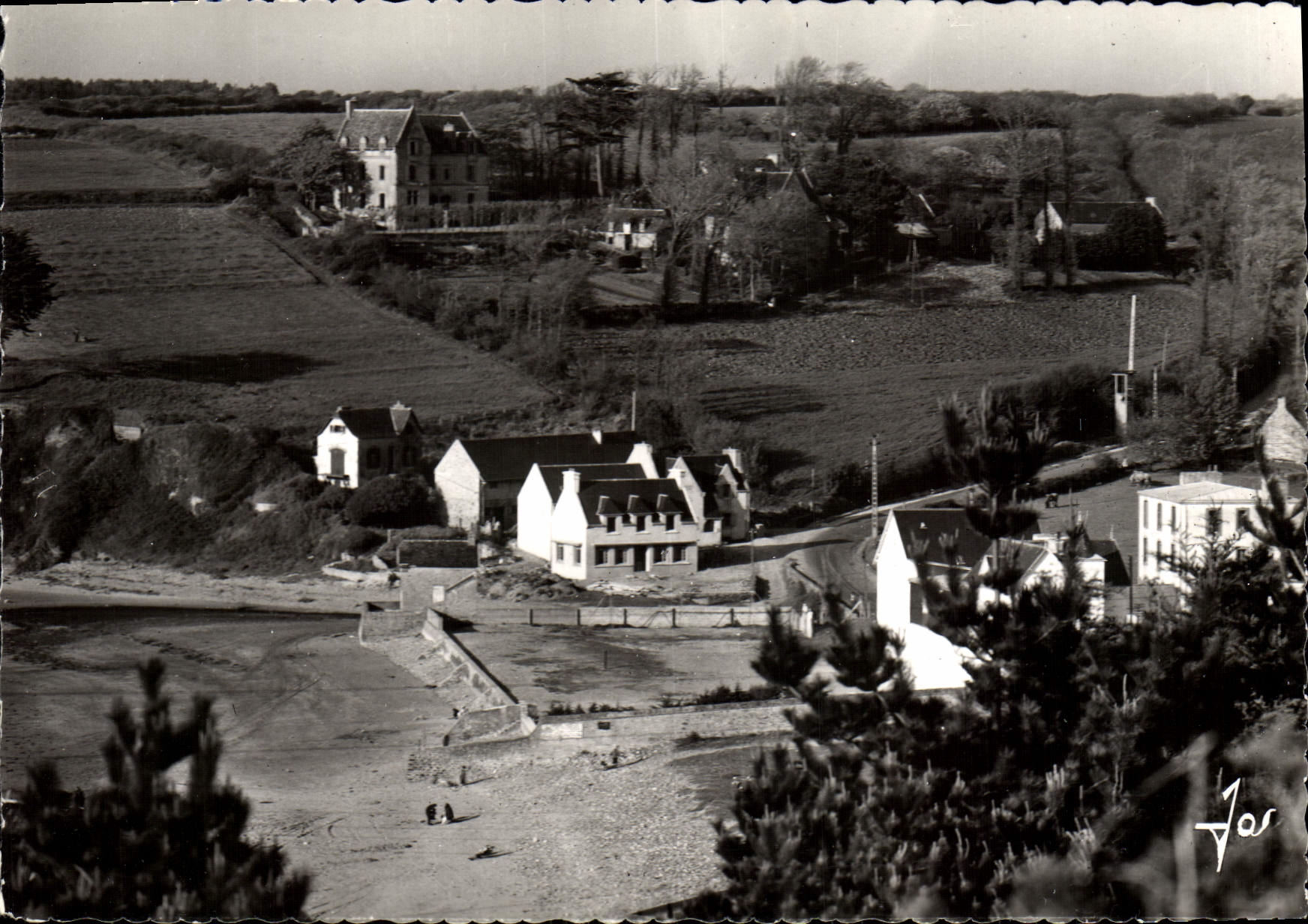 CPM Douarnenez Les Villas Devant La Plage Du Ris Et Le manoir du Ris sur la falaise