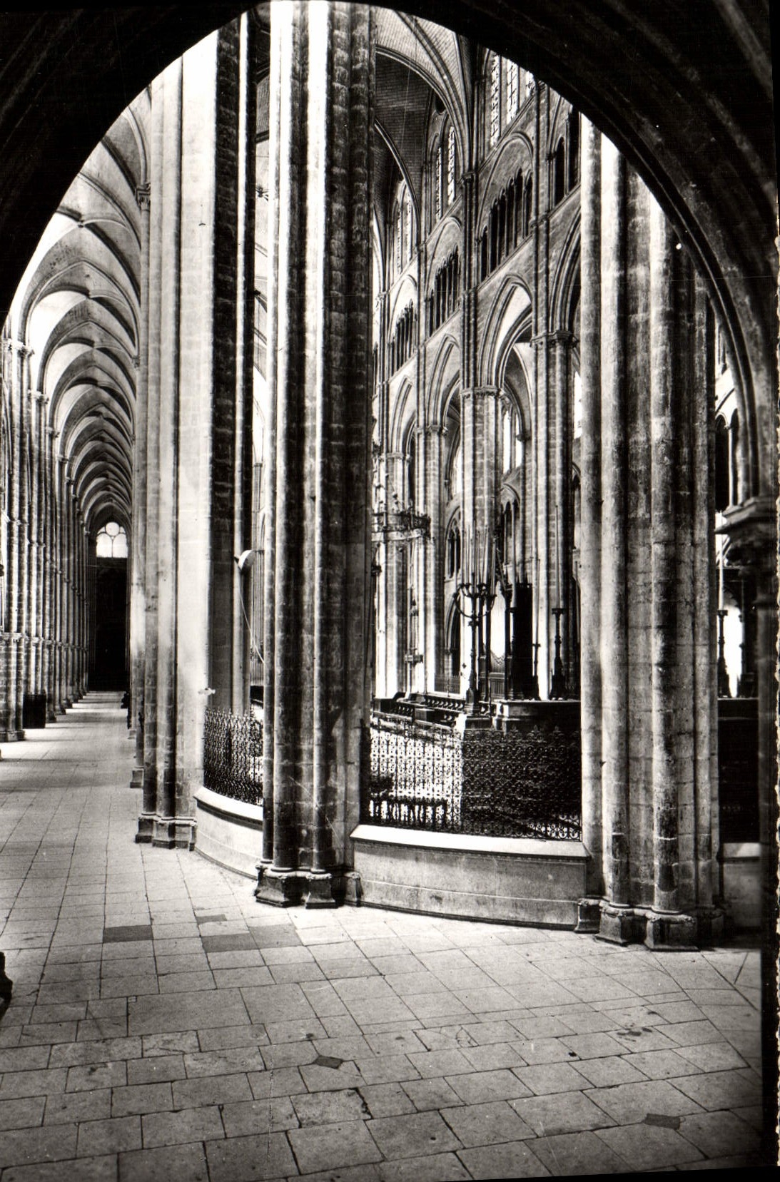 CPM Cathedrale St Etienne De Bourges Deambulatoire et nefs