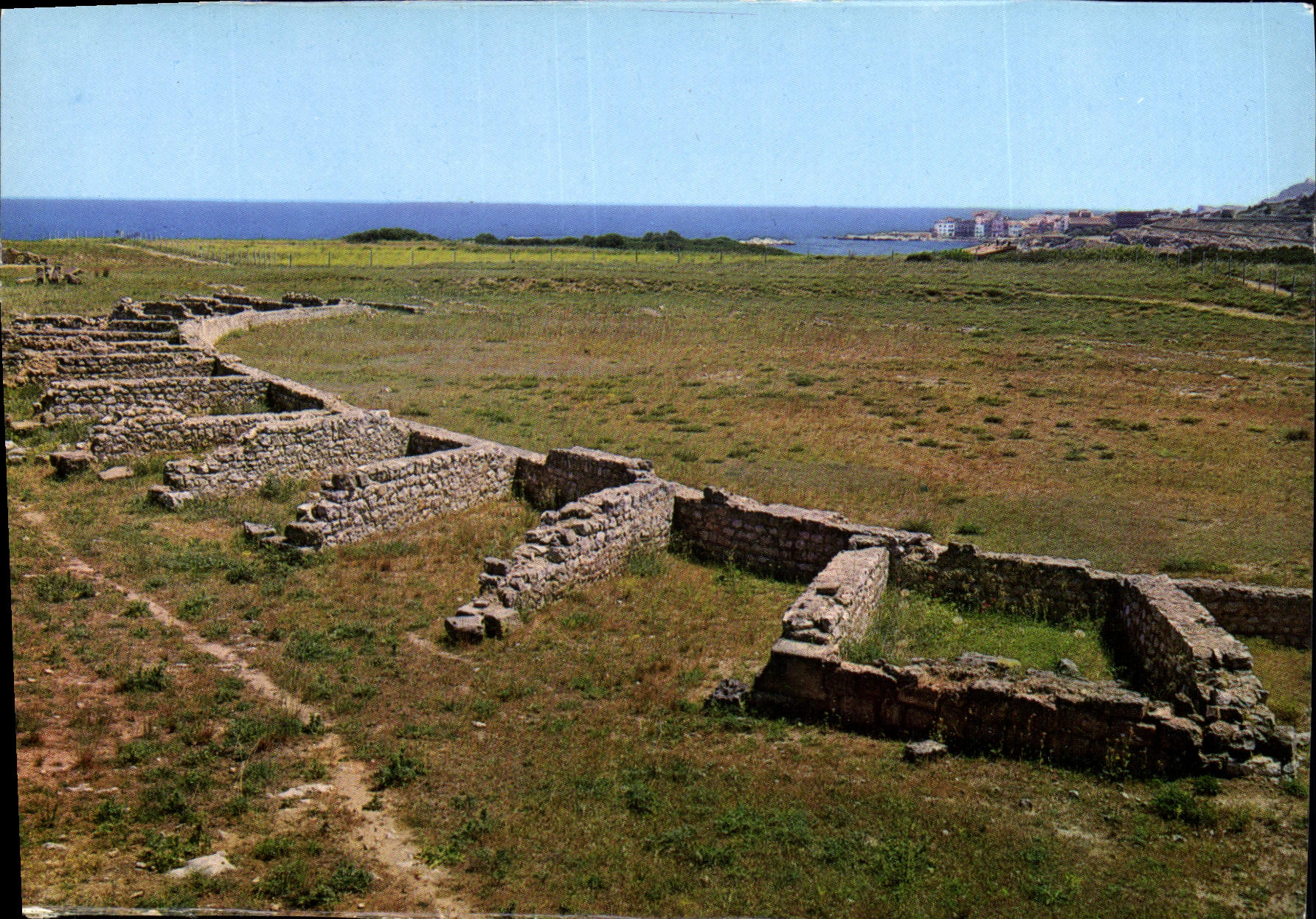 Anfiteatro romano, al fondo La Escala — Costa Brava n° 1417 — V.C. Foto Fabregat