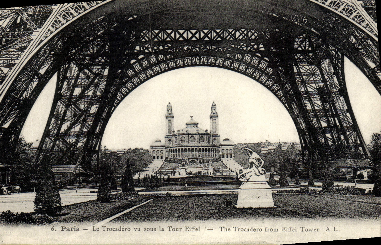 CPA Paris Le Trocadero Va Sous La Tour Eiffel