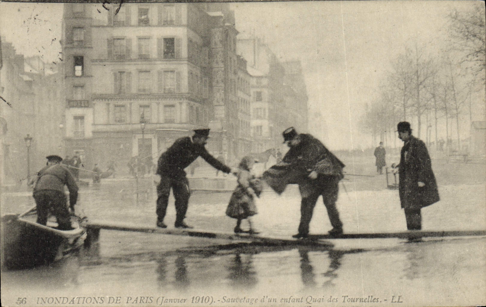 CPA Inondations De Paris Sauvetage D'Un Enfant Quai Des Tournelles Policier 