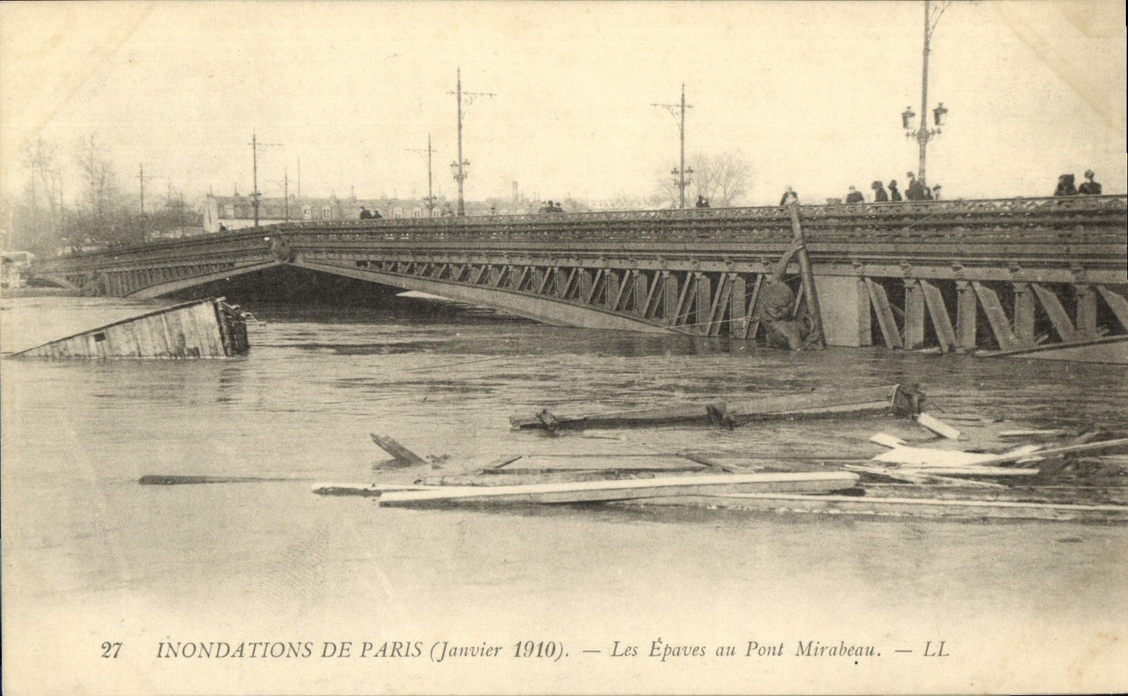 CPA Inondations De Paris Les Epaves Au Pont Mirabeau