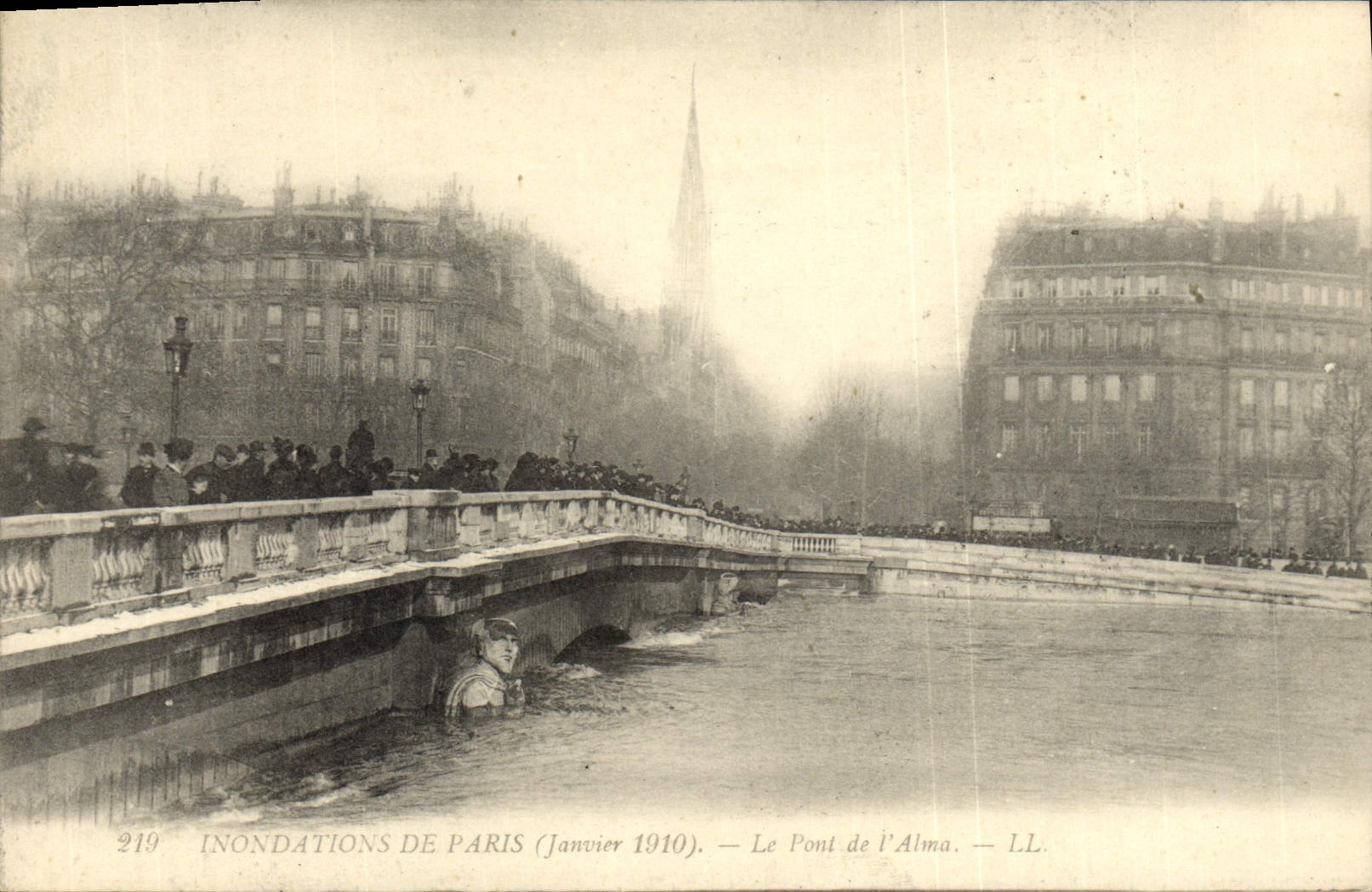 Inondations de Paris (Janvier 1910) — Le Pont de l'Alma — L.L.