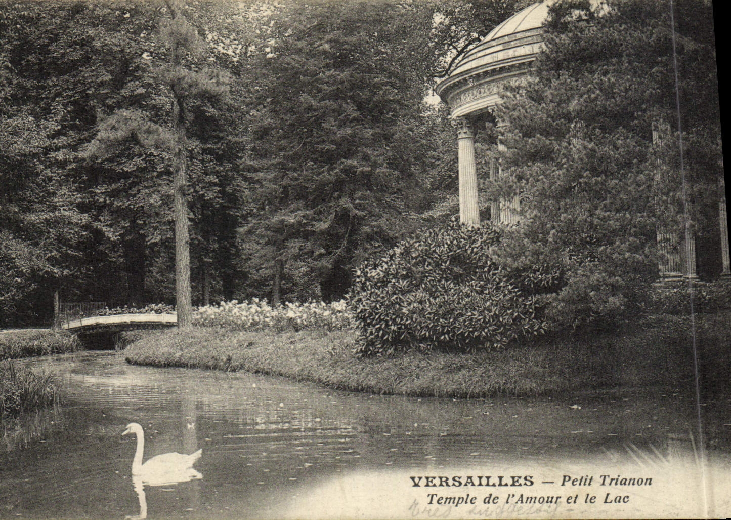 CPA Versailles Petit Trianon Temple De l'Amour Et Le Lac
