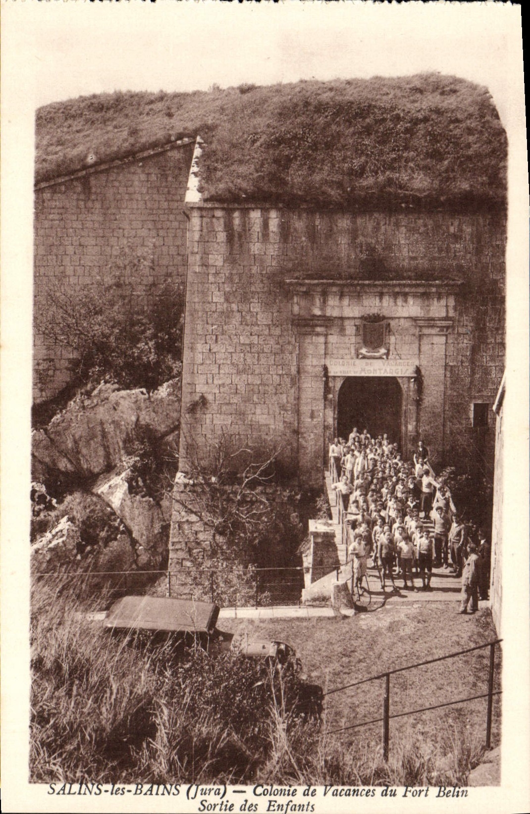 CPA Salins Les Bains Colonie De Vacances Du Fort Belin Sortie Des Enfants
