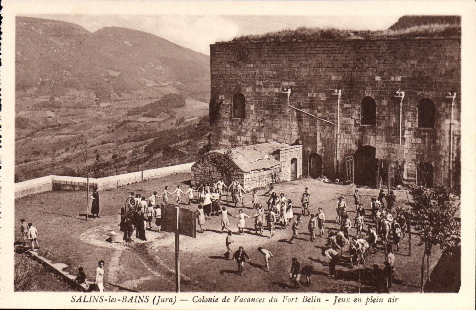 Salins-les-Bains (Jura) — Colonie de Vacances du Fort Belin — Jeux en plein air
