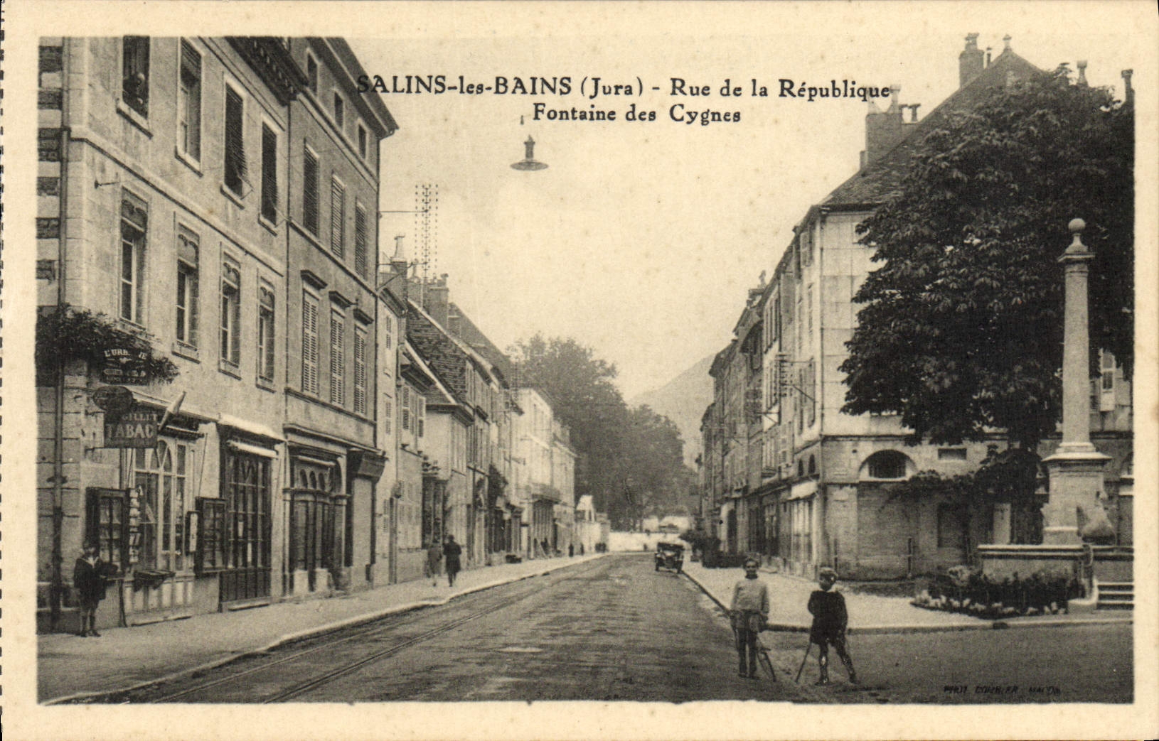 Salins-les-Bains (Jura) - Rue de la République - Fontaine des Cygnes