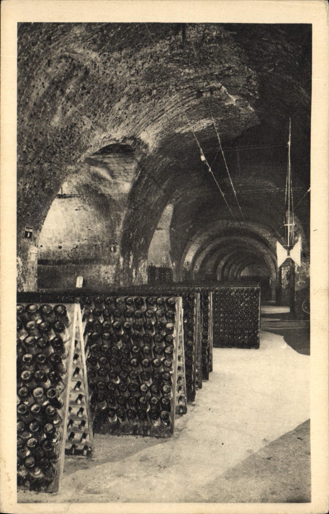 Caves de champagne — Vins sur « pupitres » durant le remuage — Maison Moët & Chandon, Paris