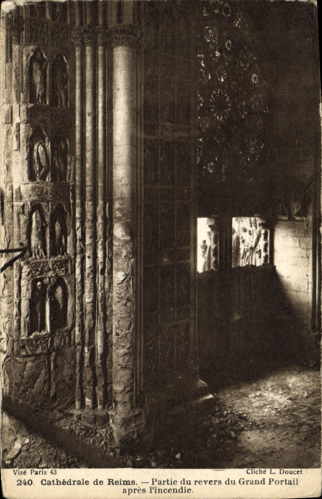 Cathédrale de Reims — Partie du revers du Grand Portail après l'incendie — Cliché L. Doucet, n° 240