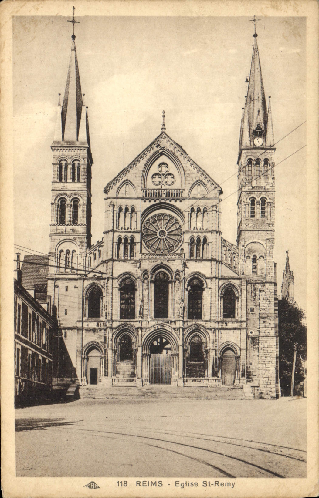 Reims - Église St-Rémy — vue de la façade avec ses deux tours et rosace — éditeur CPA PHIL, n° 118