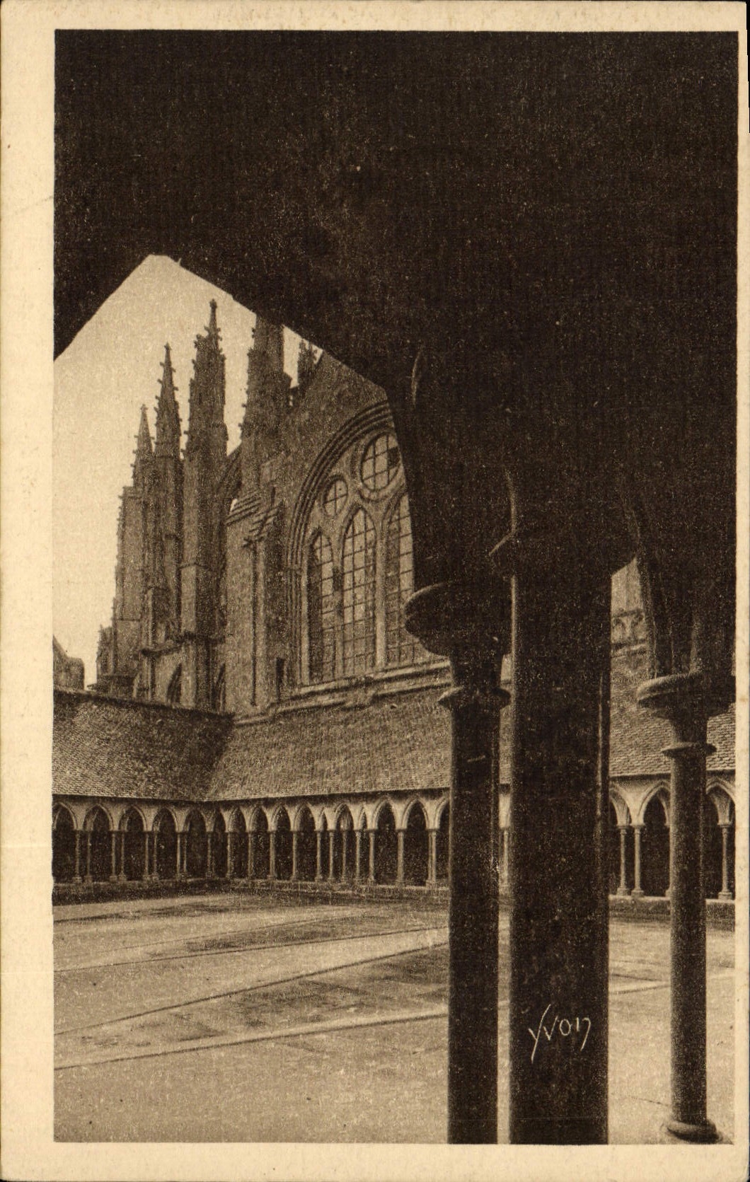 CPA La Douce France Mont Saint Michel Abbaye Le Cloitre