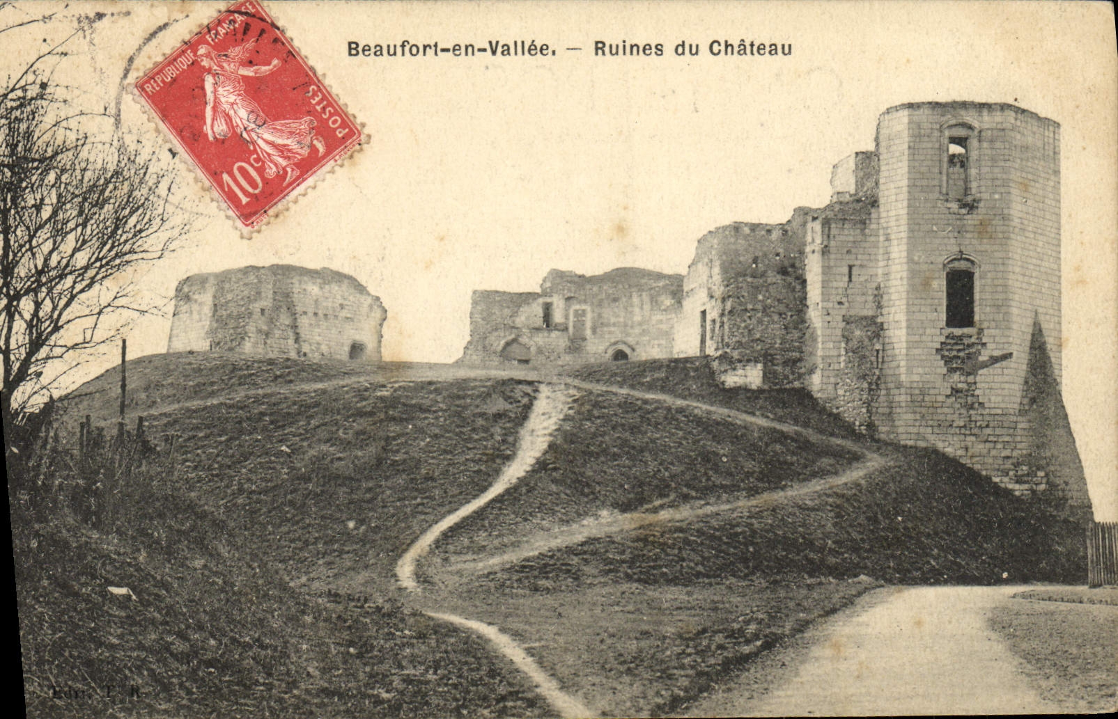 CPA Beaufort en Vallee Ruines Du Chateau