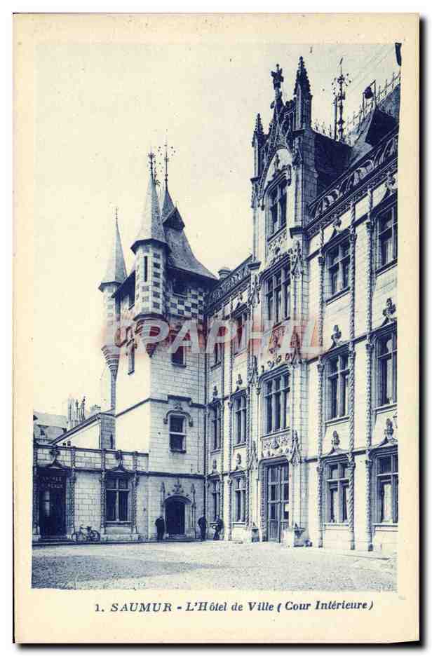 CPA Saumur L'Hotel de Ville Cour interieure