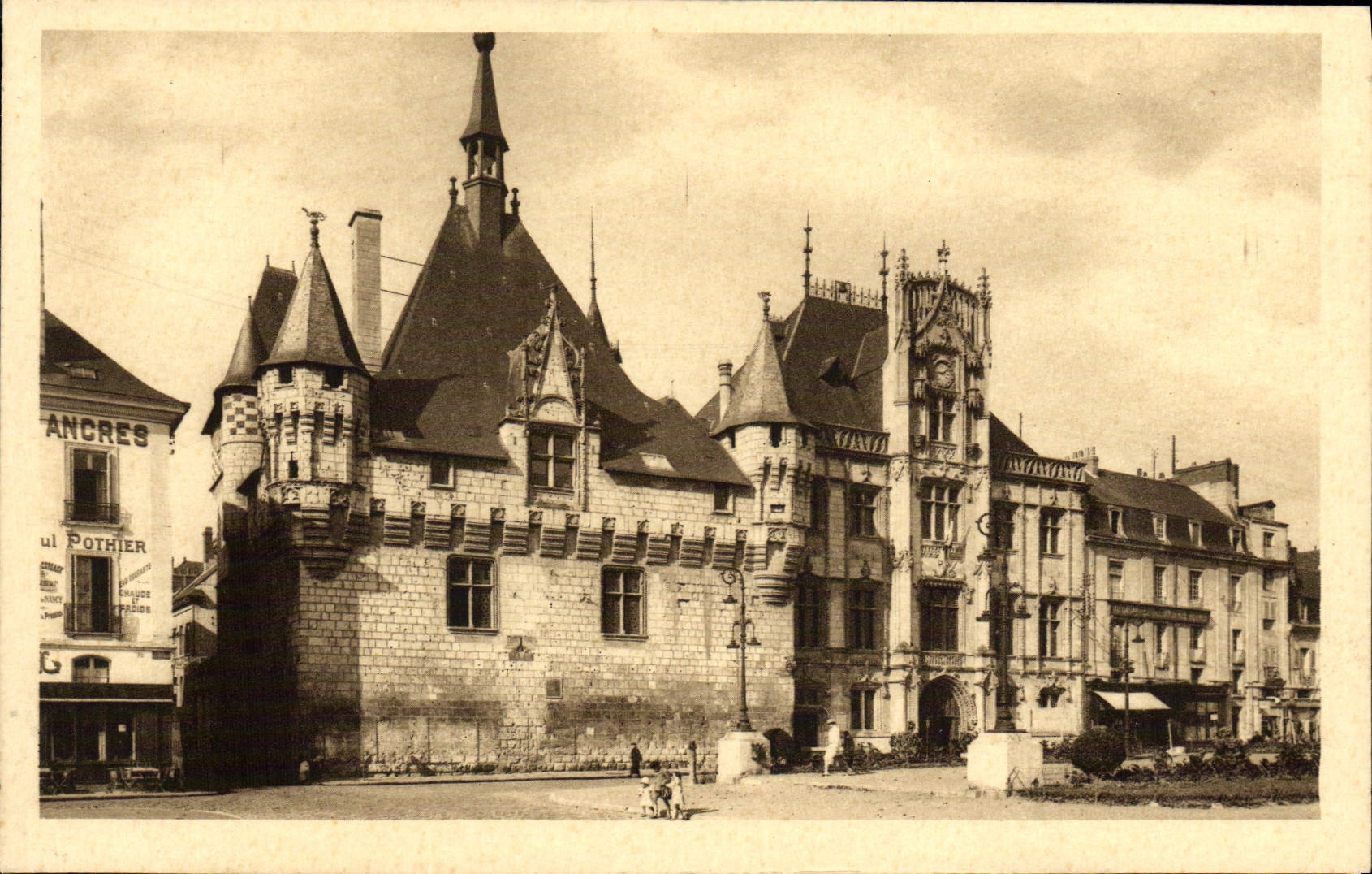 CPA Saumur Place de L'Hotel de Ville