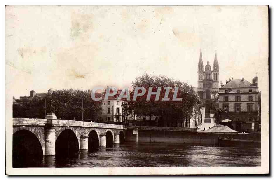 CPA Angers Le pont Beaurepaire sur la Maine vers la montee de la cathedrale Saint Maurice