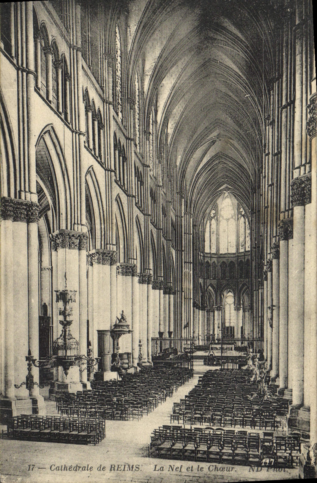 CPA Reims Cathedrale de La nef et le Choeur