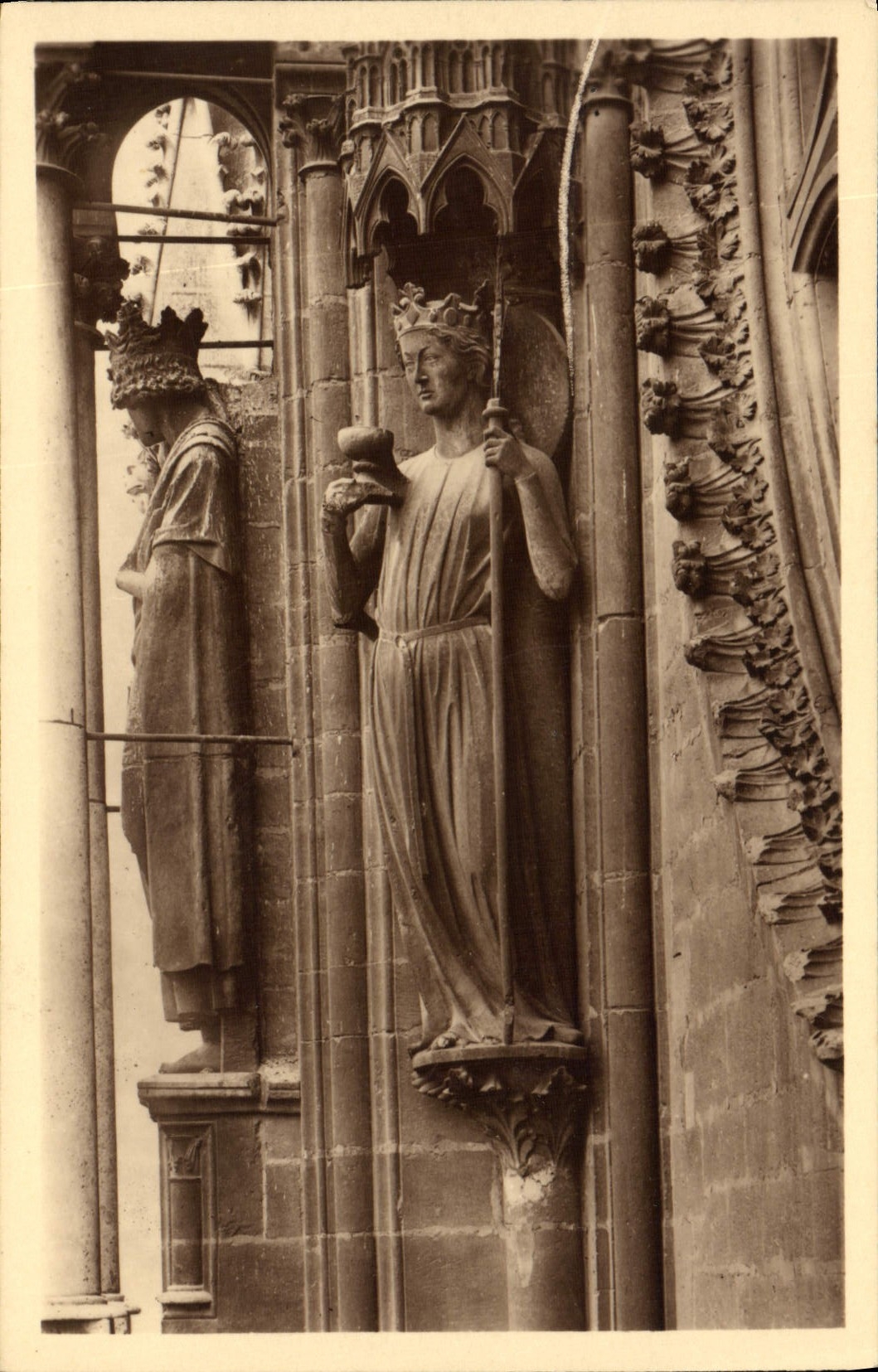 CPA Reims La Cathedrale Transept Statue symbolisant l'eglise catholique