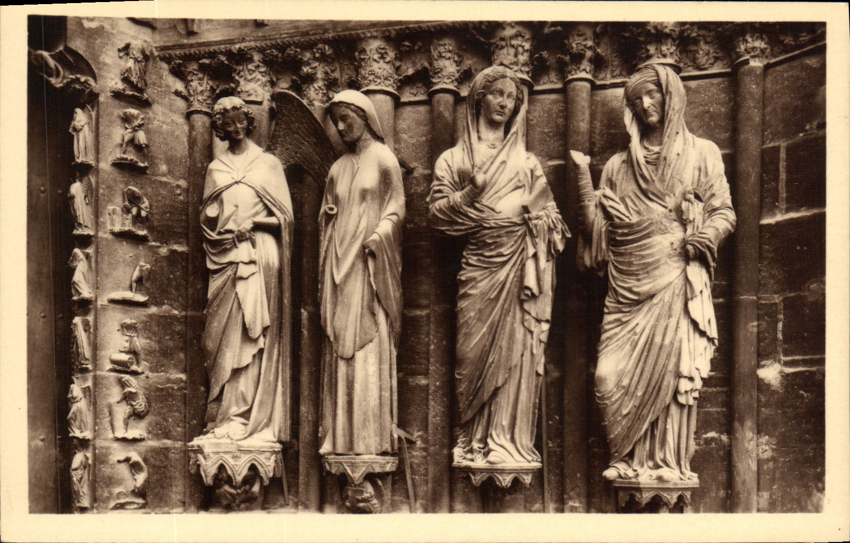 CPA Reims Cathedrale ment Sud du Porche central du grand portail Annonciation et Visitation