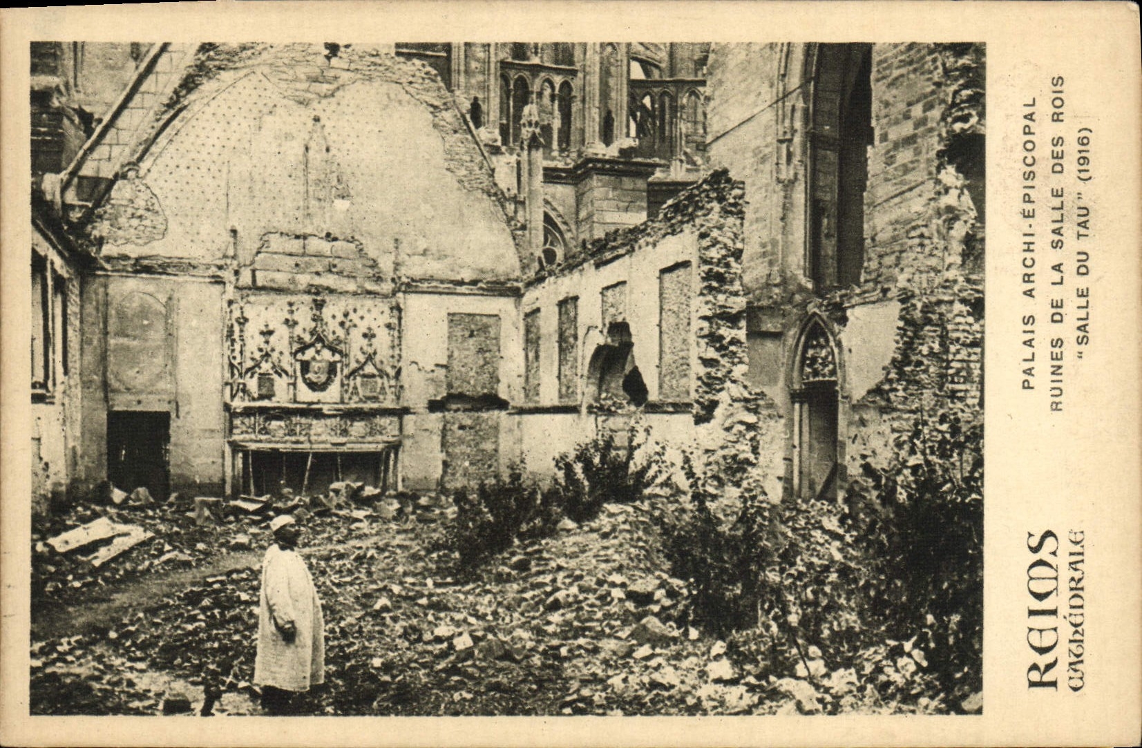 CPA Reims palais archi episcopal Ruines de la salle des rois Militaria