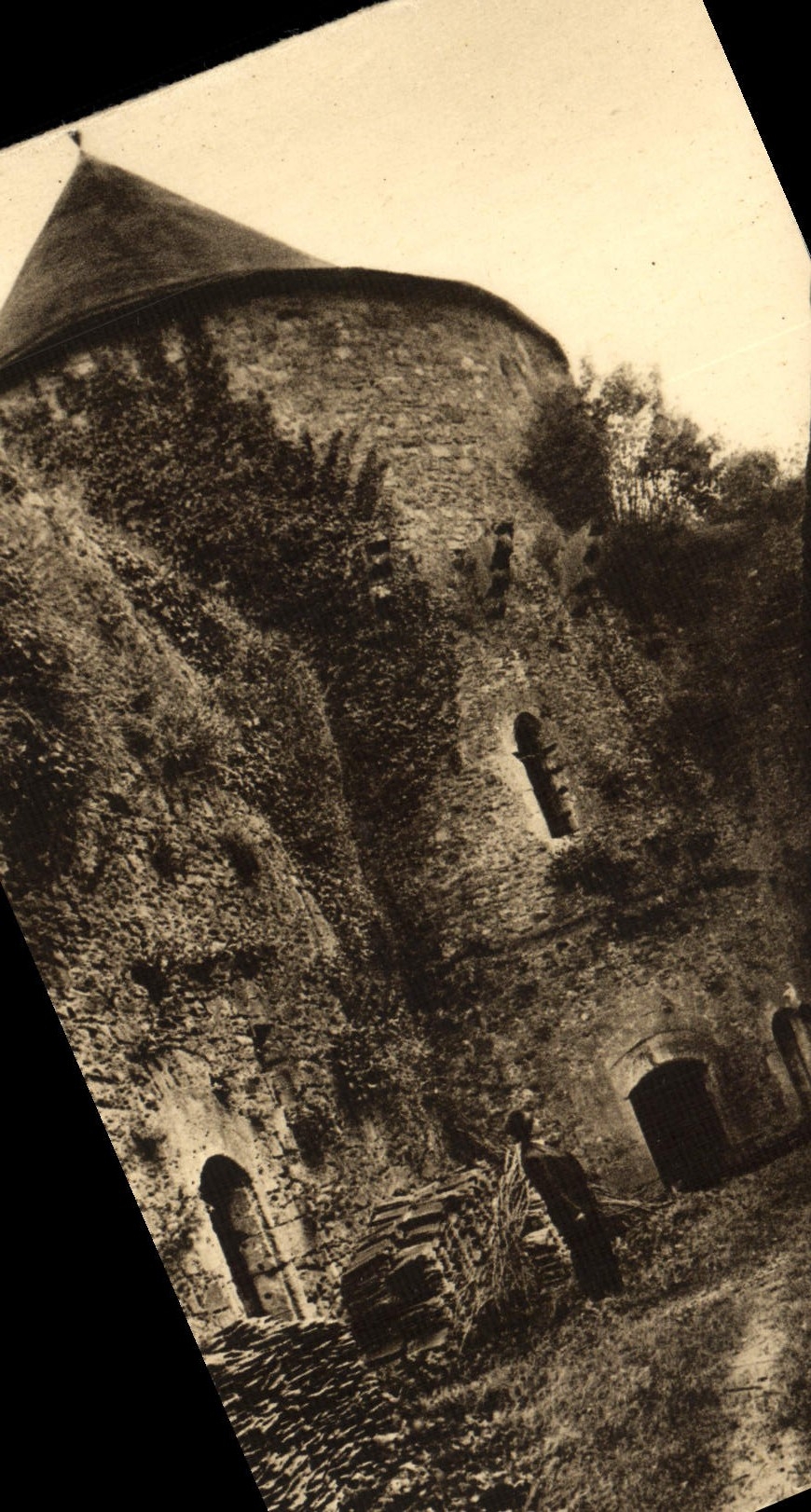 Le Château de St-Sauveur-le-Vicomte — Les Prisons Cour Intérieure — Éditions St-Pierre Egliée