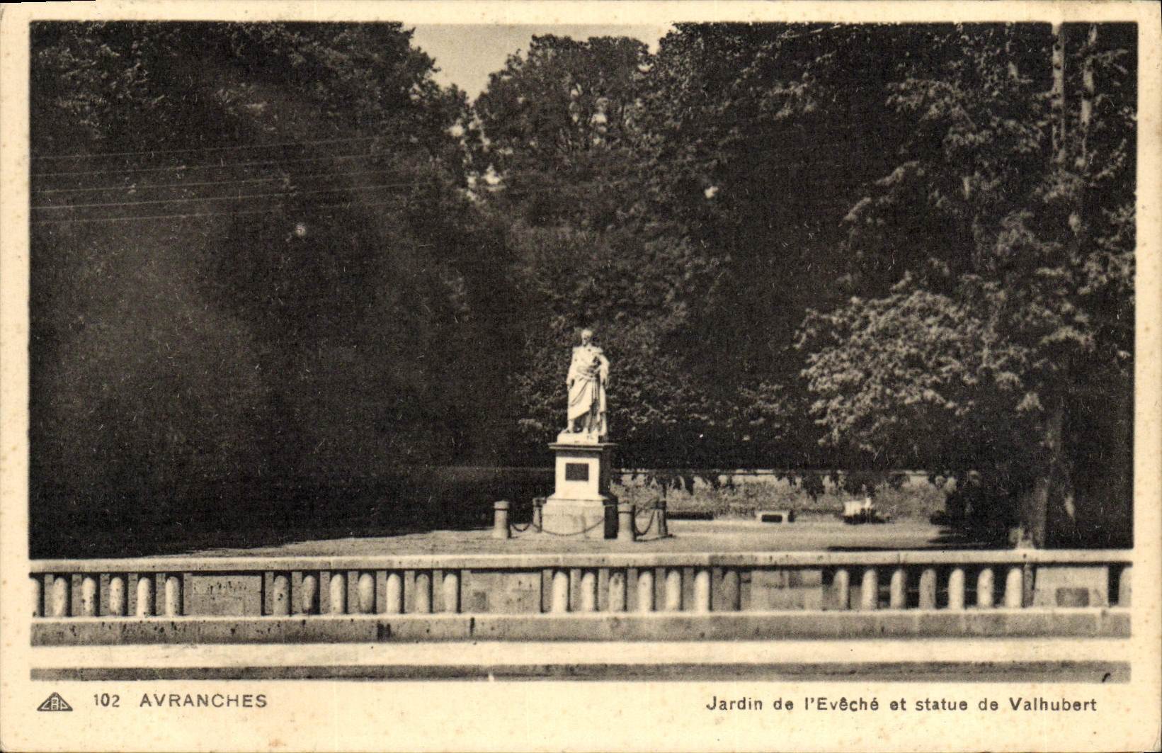 CPA Avranches Jardin de L'Eveche et Statue de Valhubert