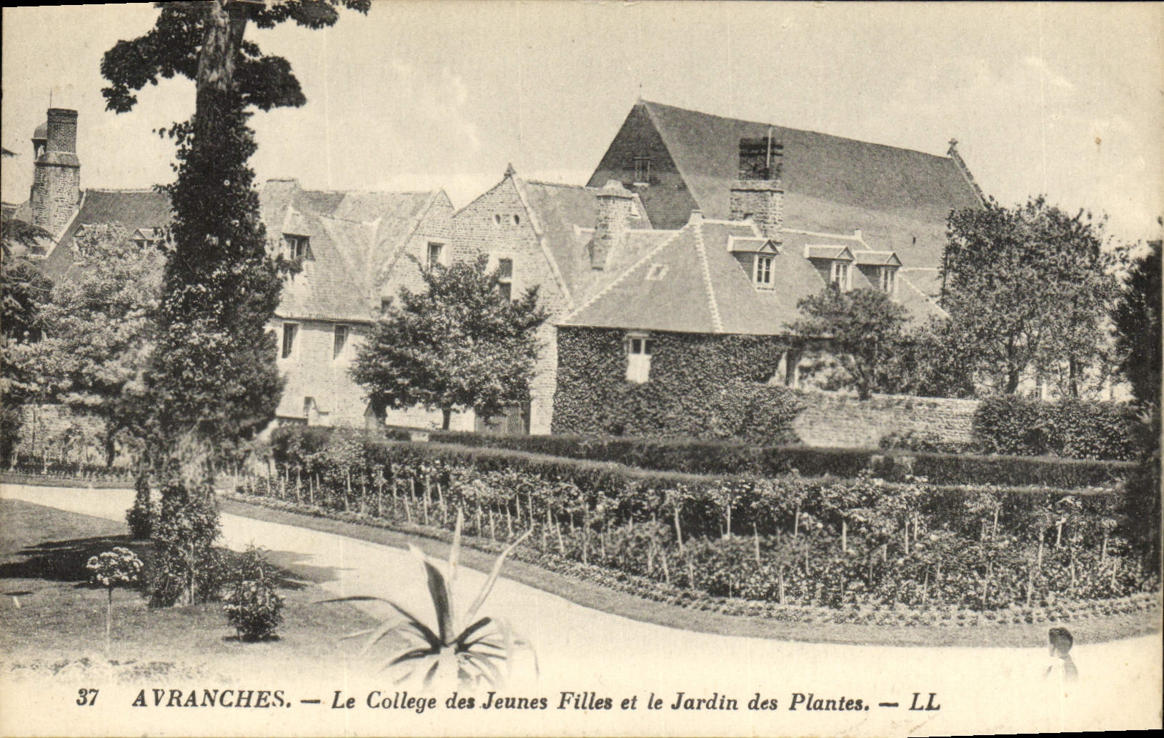 Avranches — Le Collège des Jeunes Filles et le Jardin des Plantes — LL