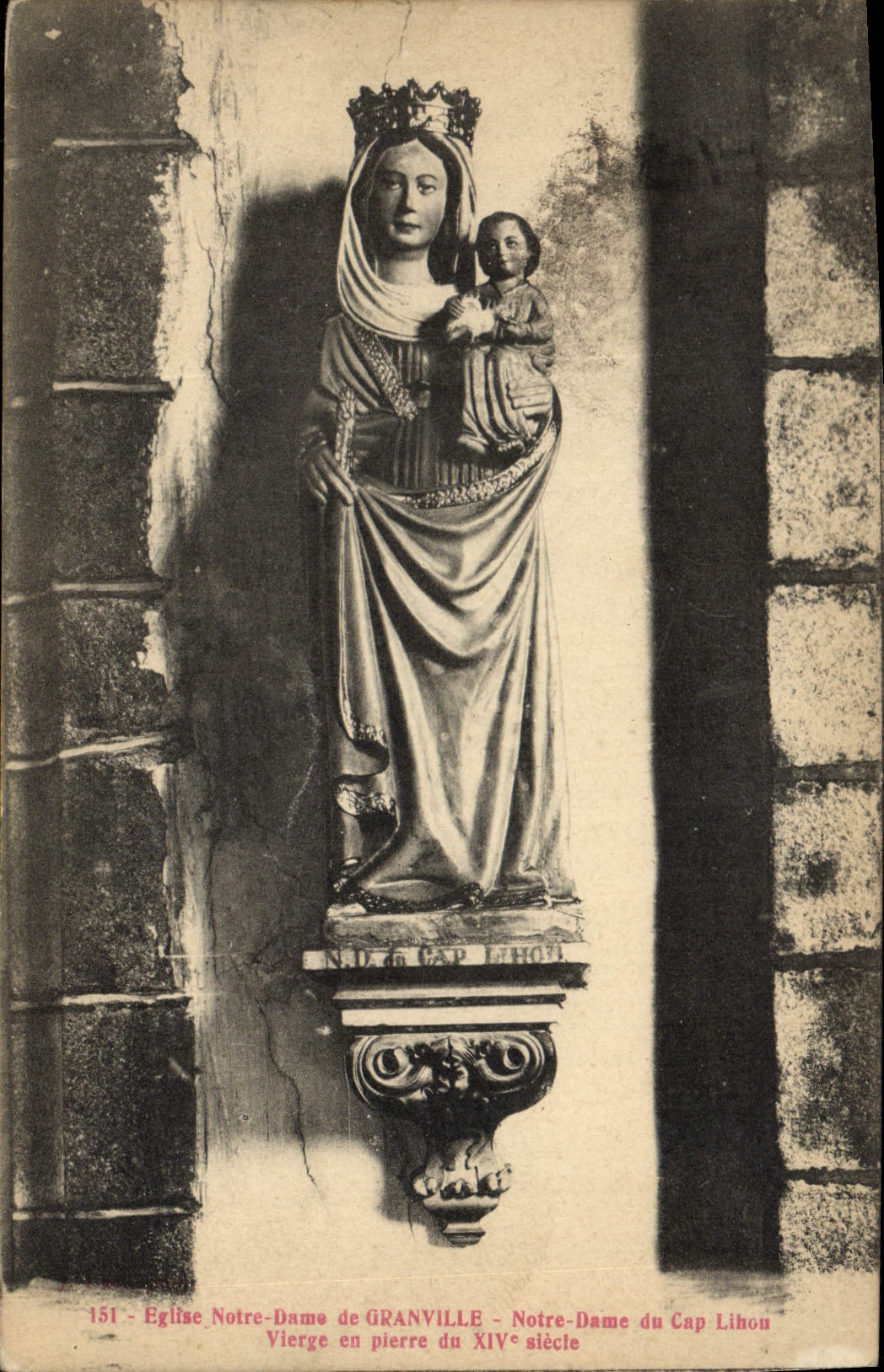 Unsere Herrin von Cap Lihou — Steinfigur der Jungfrau des 14. Jahrhunderts — Kirche von Granville