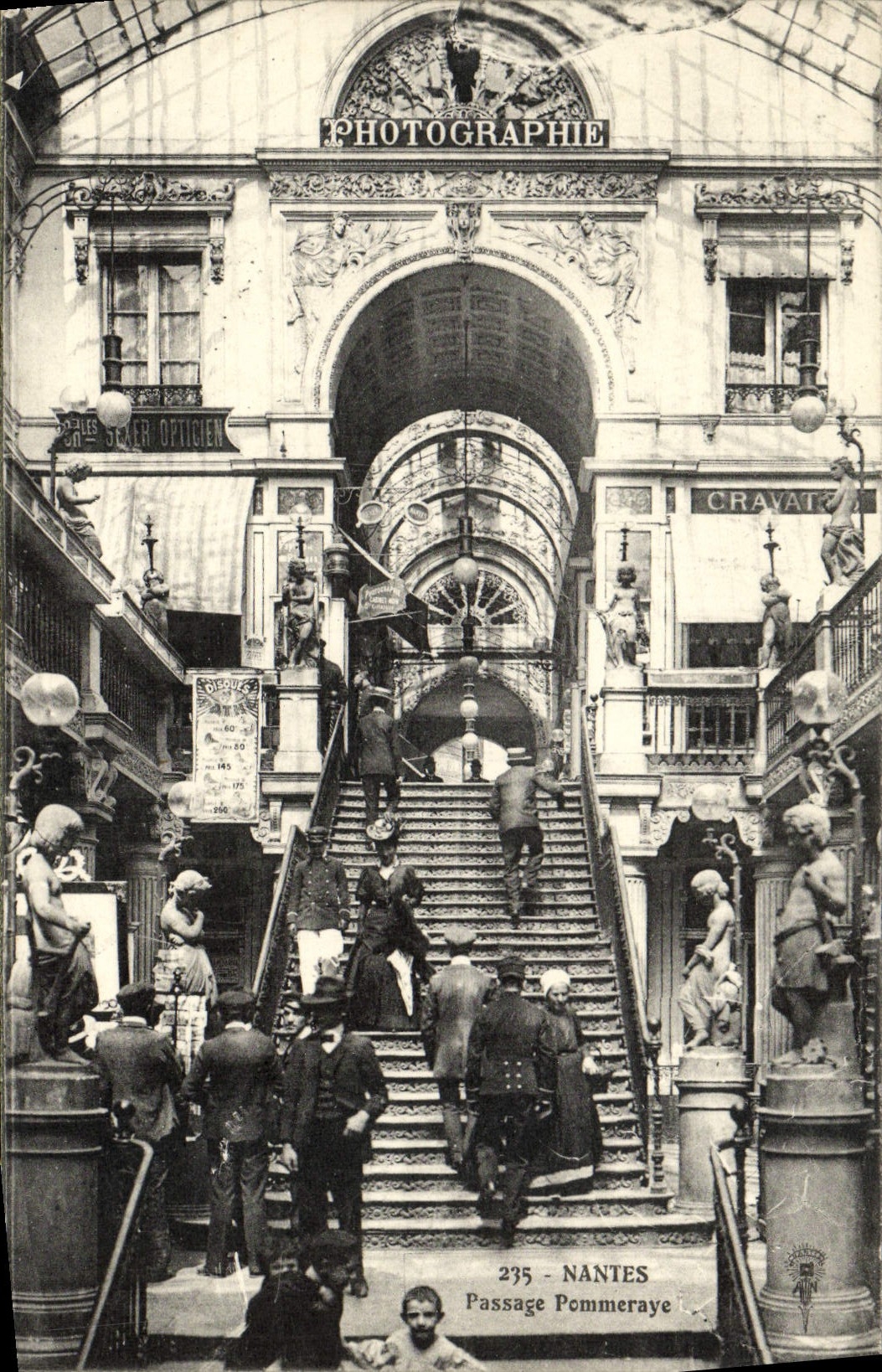 Passage Pommeraye - Nantes — entrée ornée de statues et enseignes de magasins — éditeur inconnu, n° 235