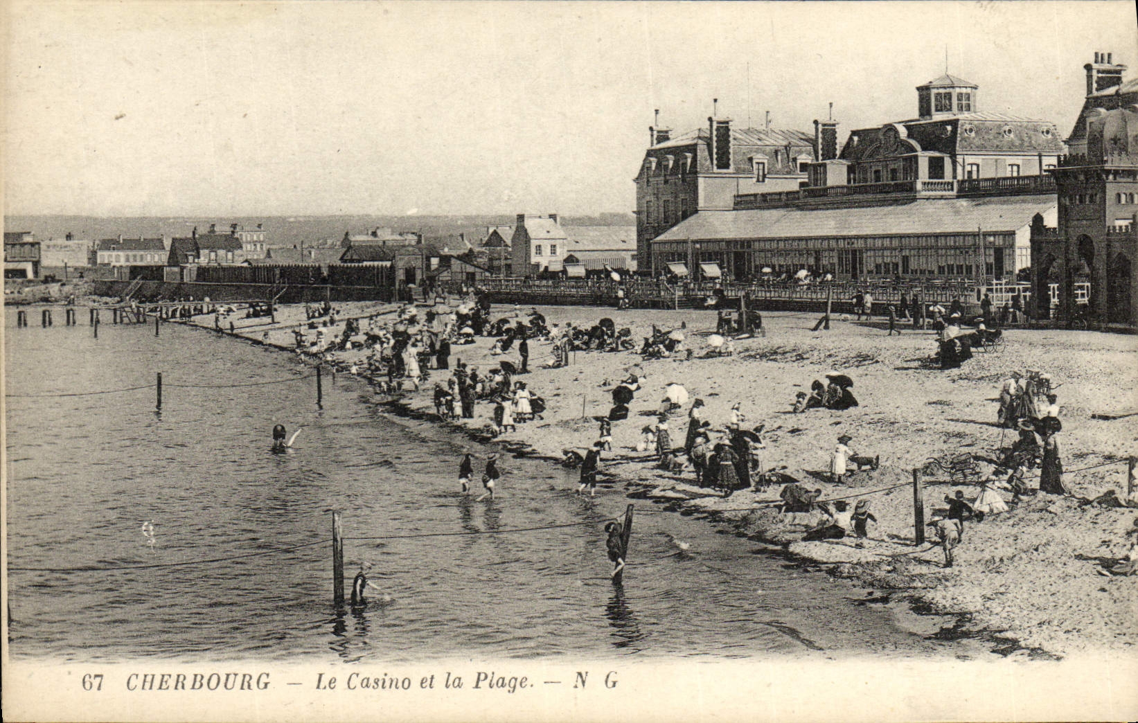 CPA Cherbourg Le Casino Et La Plage