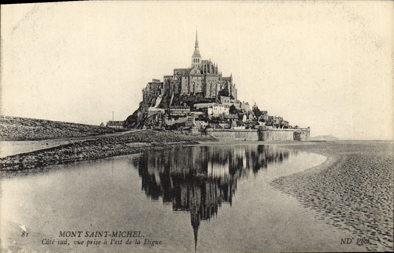 CPA Mont Saint Michel Cote sud Vue Prise A l'Est De La Digue