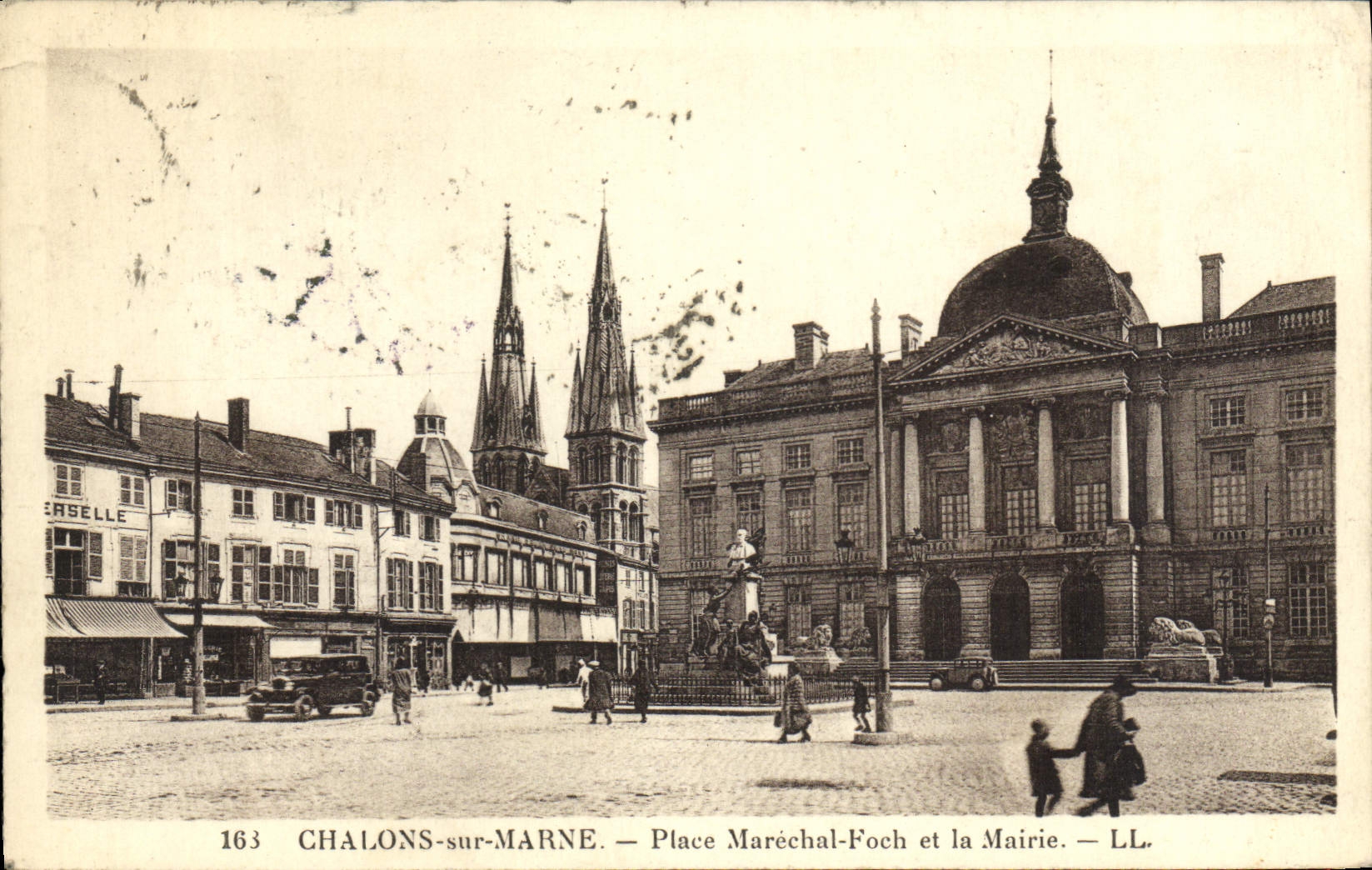 CPA Chalons Sur Marne Place Marechal Foch Et La Mairie