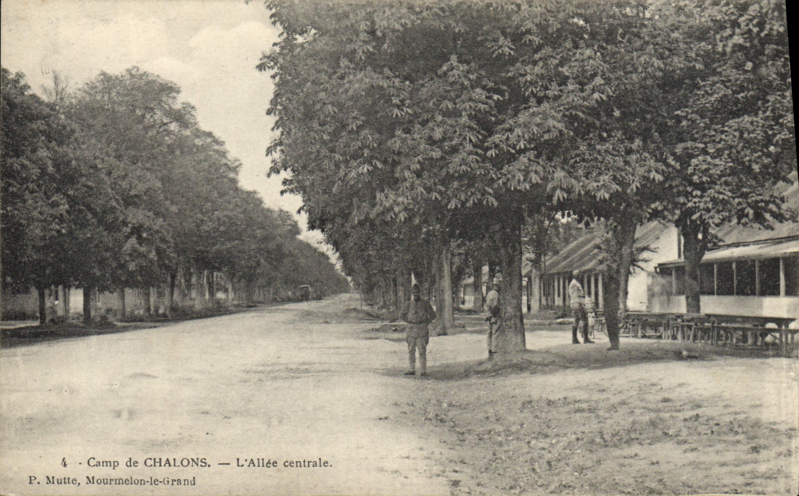 Camp de CHALONS — L'Allée centrale — P. Mutte, Mourmelon-le-Grand