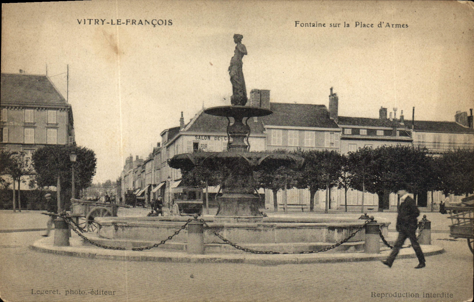Vitry-le-François — Fontaine sur la Place d'Armes — Legeret, photo-éditeur