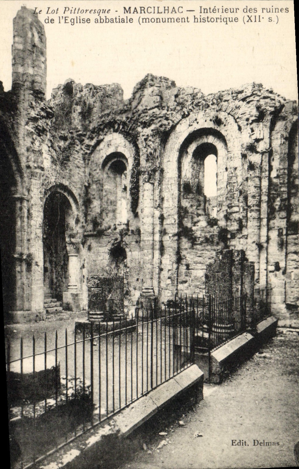 Intérieur des ruines de l'église abbatiale à Marcilhac — Edit. Delmas