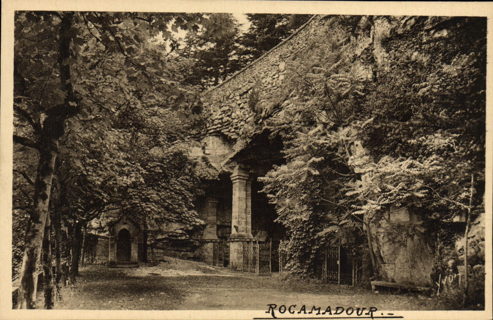Rocamadour — Entrée de la grotte du tombeau et station du chemin de croix — Éditions d'Art Yvon, Paris