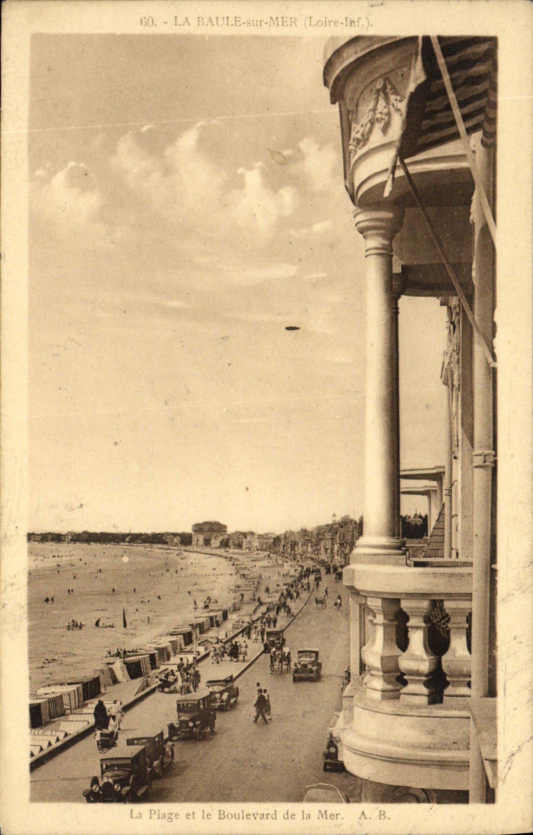 CPA La Baule Sur Mer La Plage Et Le Boulevard De La Mer